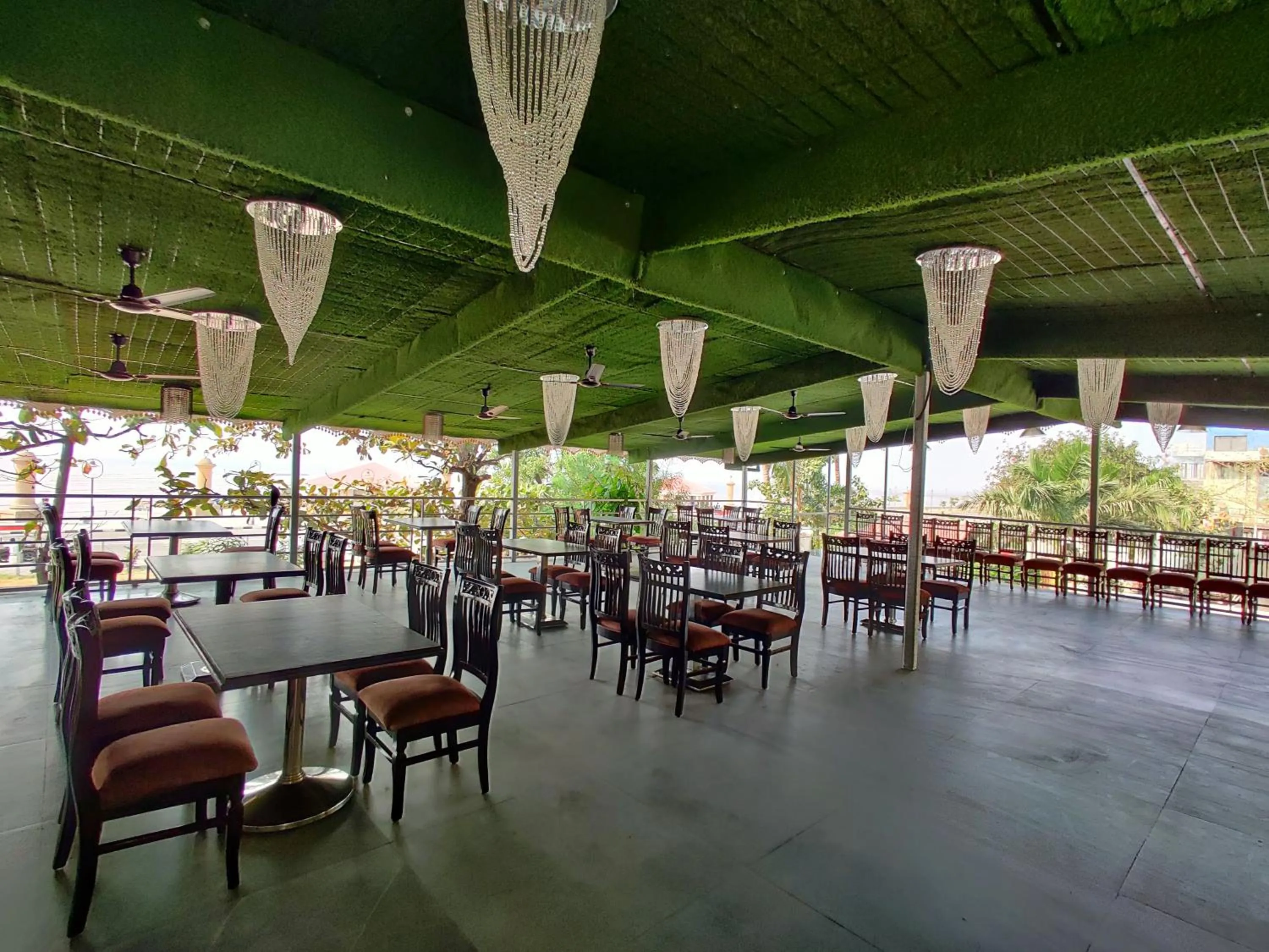 Restaurant/places to eat in Golden Chariot Hotel Daman
