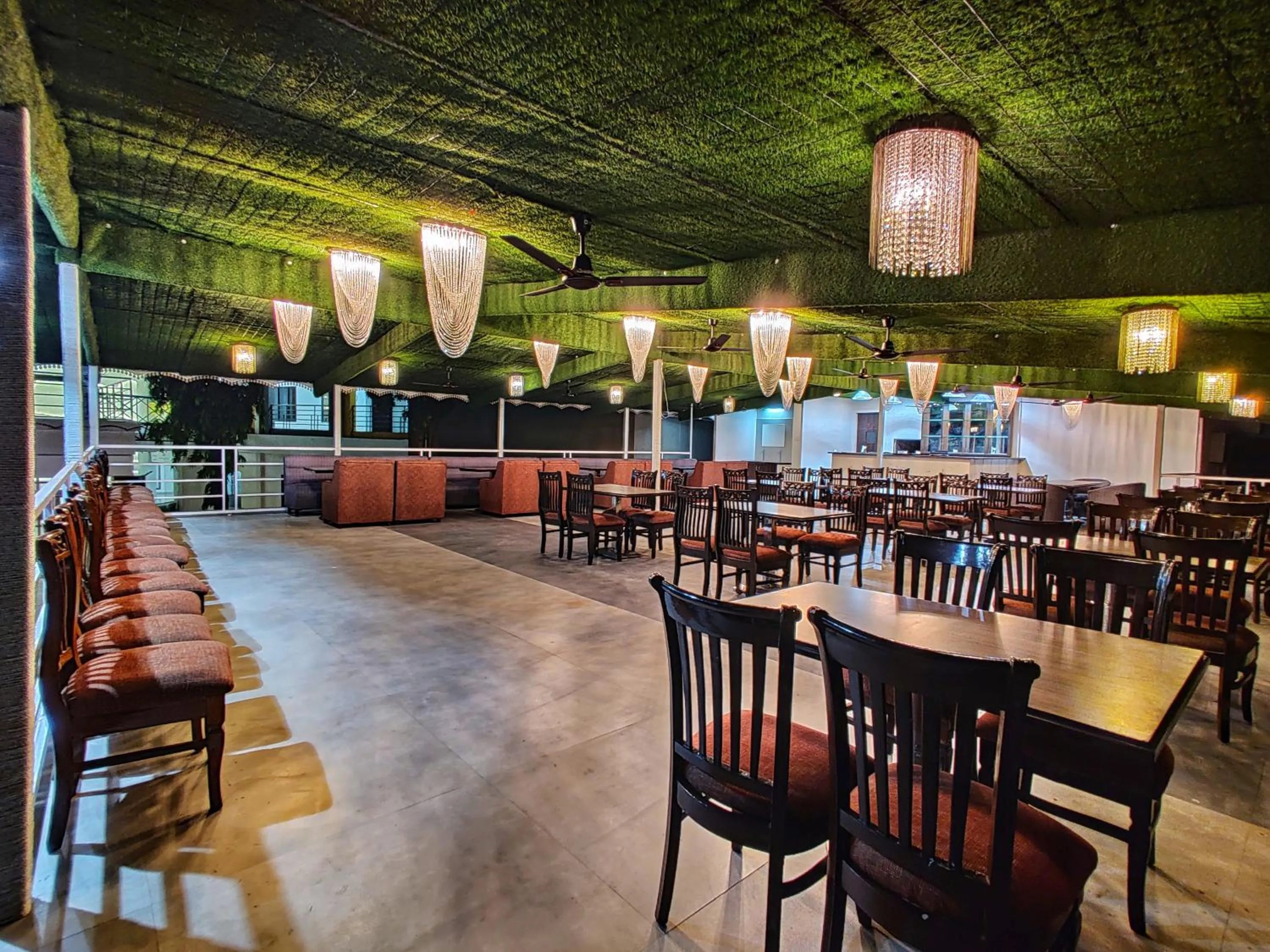 Restaurant/places to eat in Golden Chariot Hotel Daman