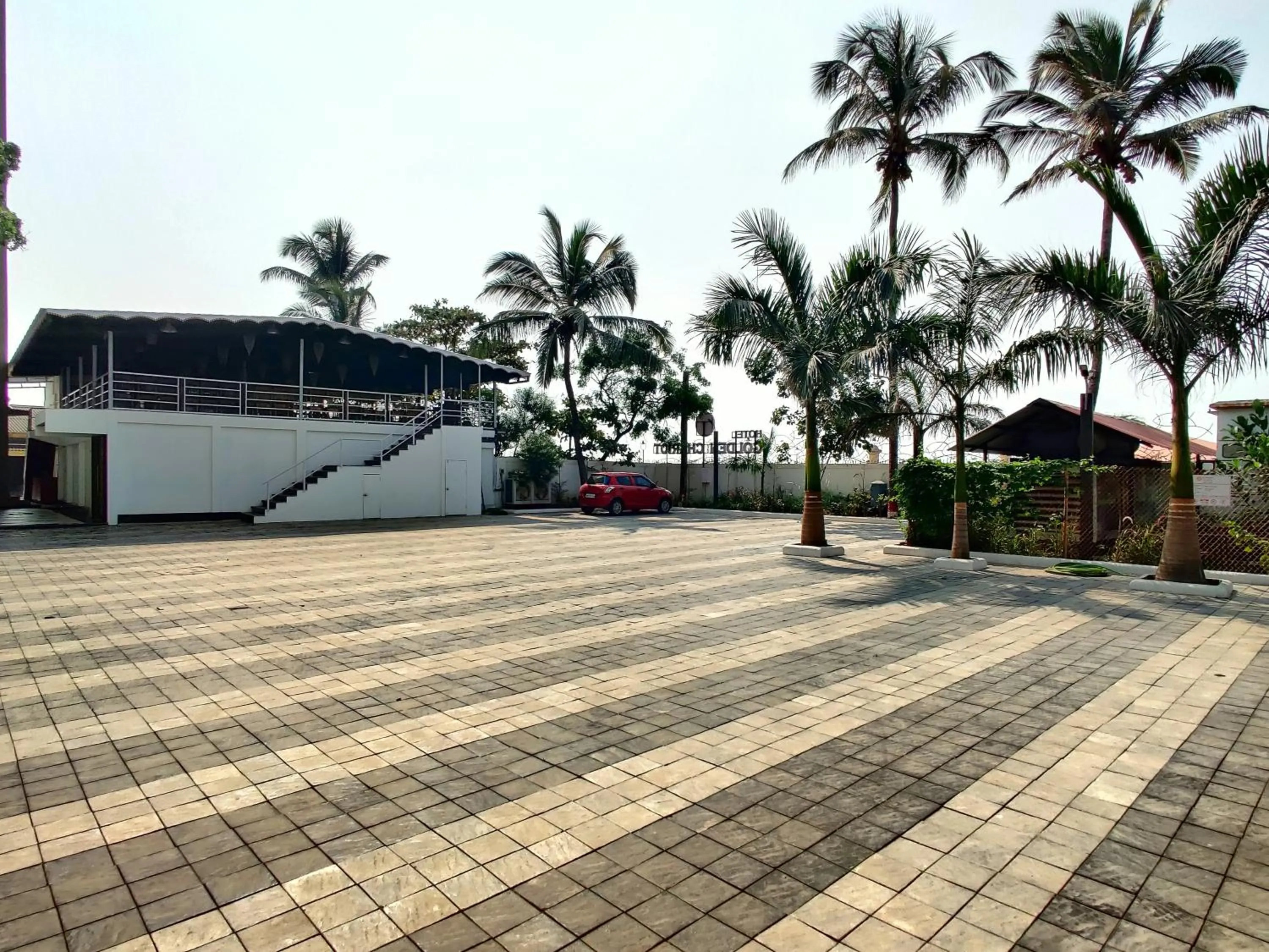 Restaurant/places to eat in Golden Chariot Hotel Daman