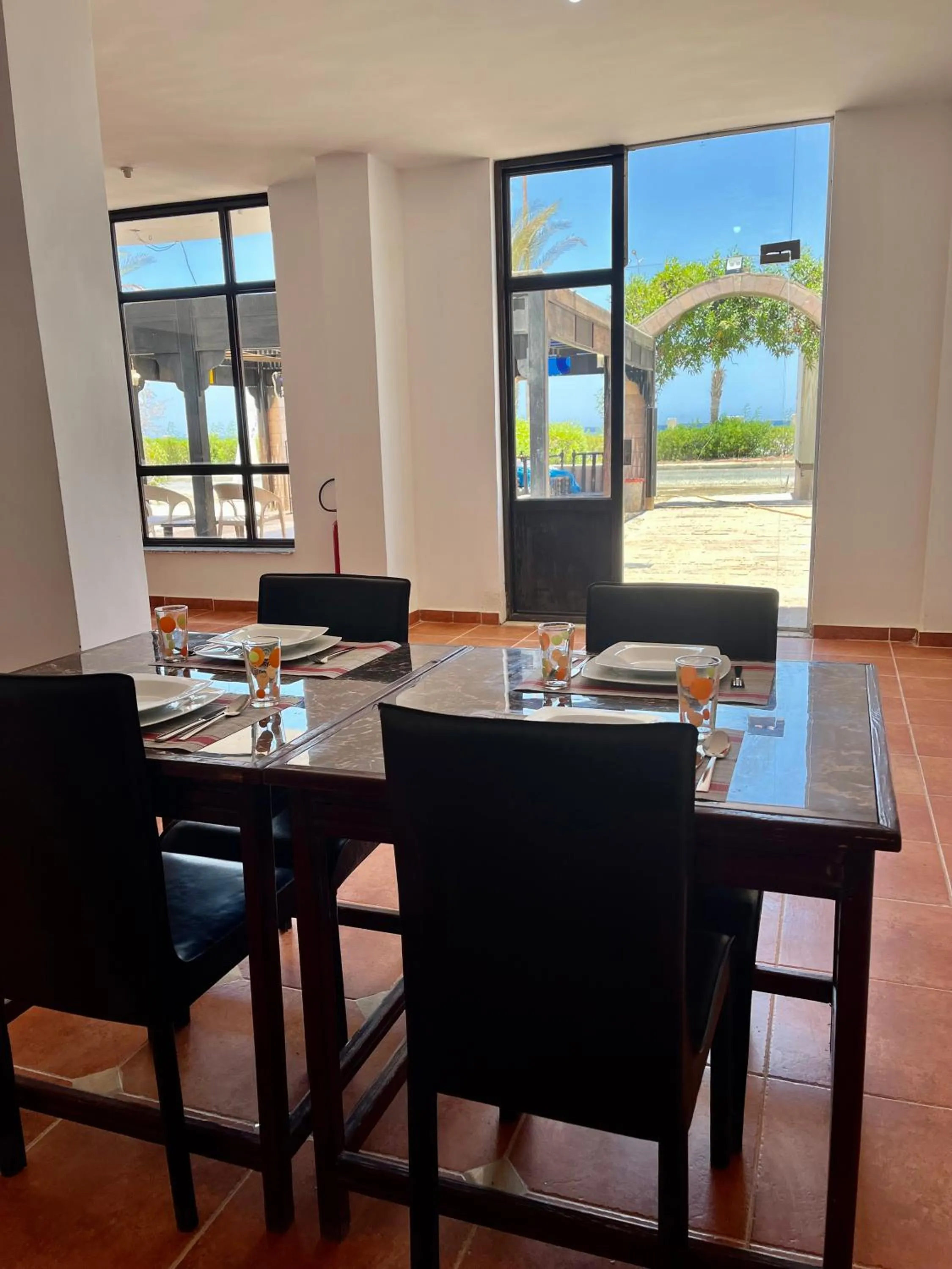 Restaurant/places to eat in Star House Hotel