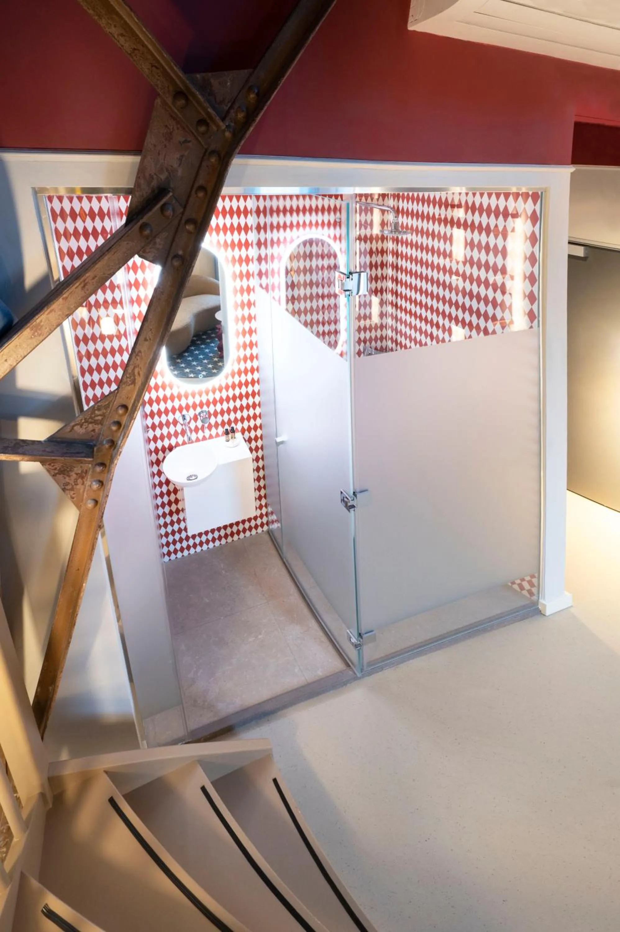 Bathroom, Bed in City Hotel Rembrandt Square - Just renovated