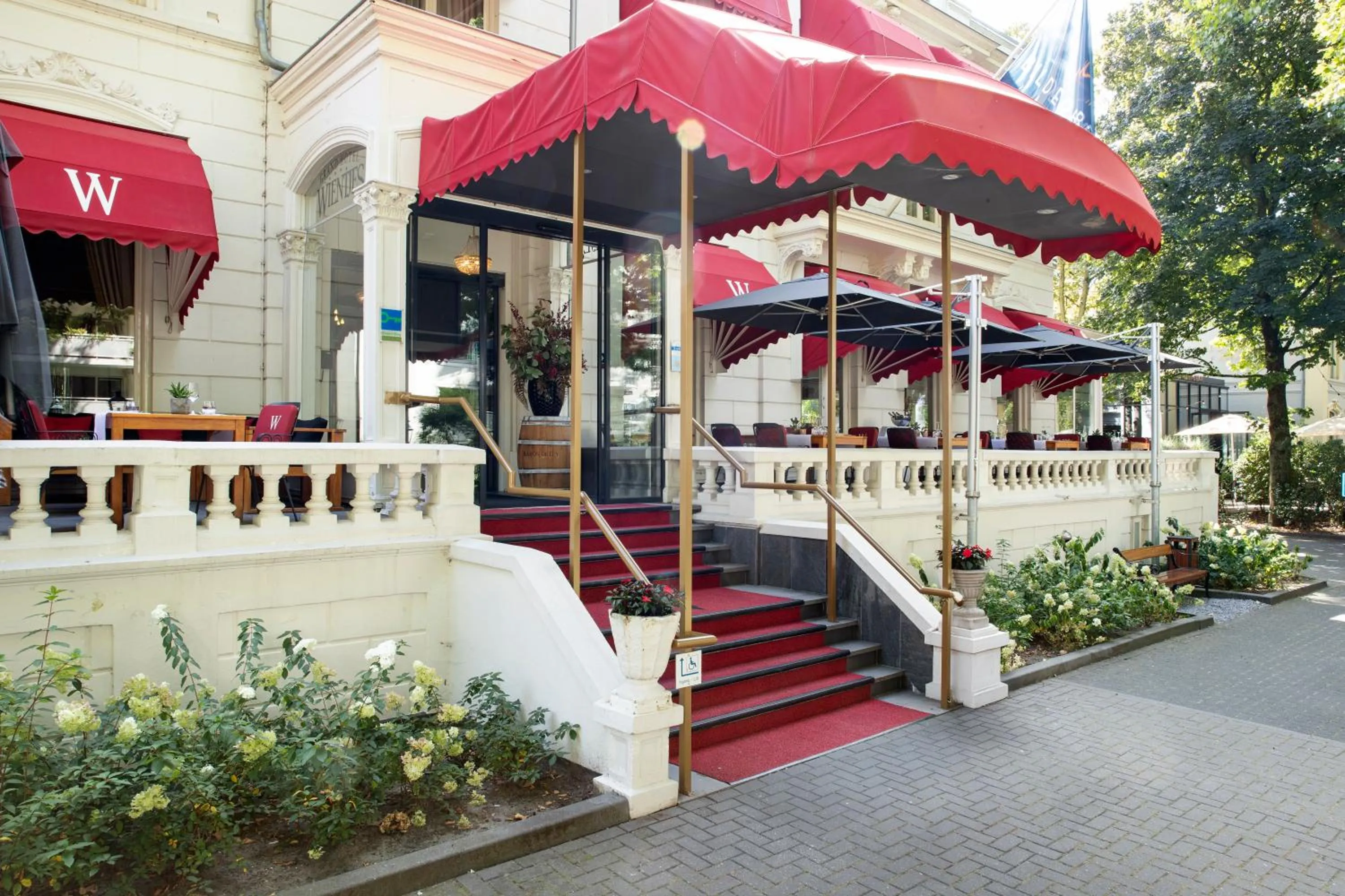 Facade/entrance in Bilderberg Grand Hotel Wientjes