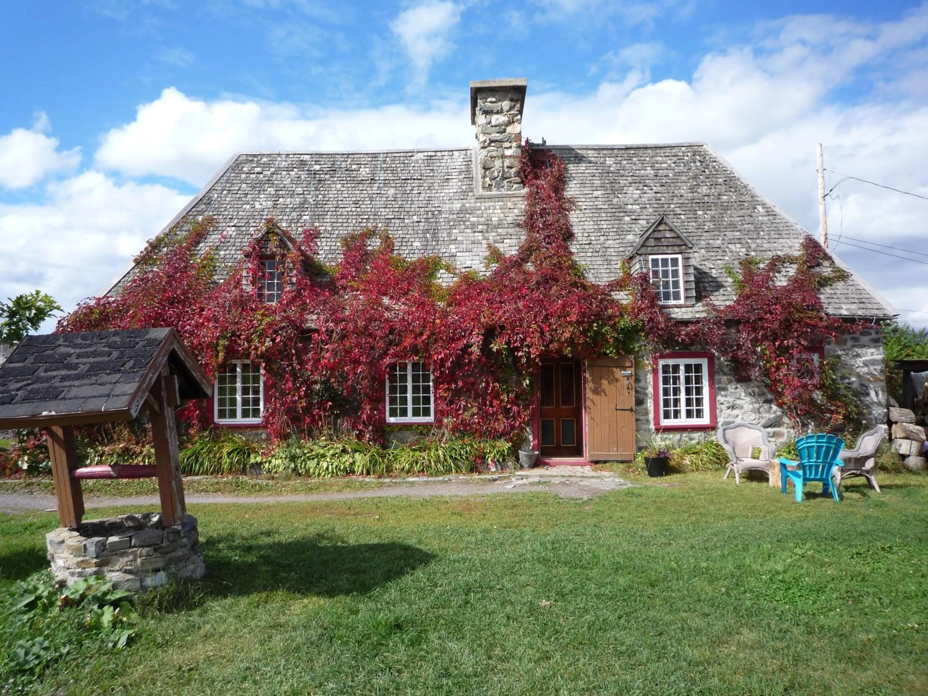 Facade/entrance in Auberge Le P'tit Bonheur