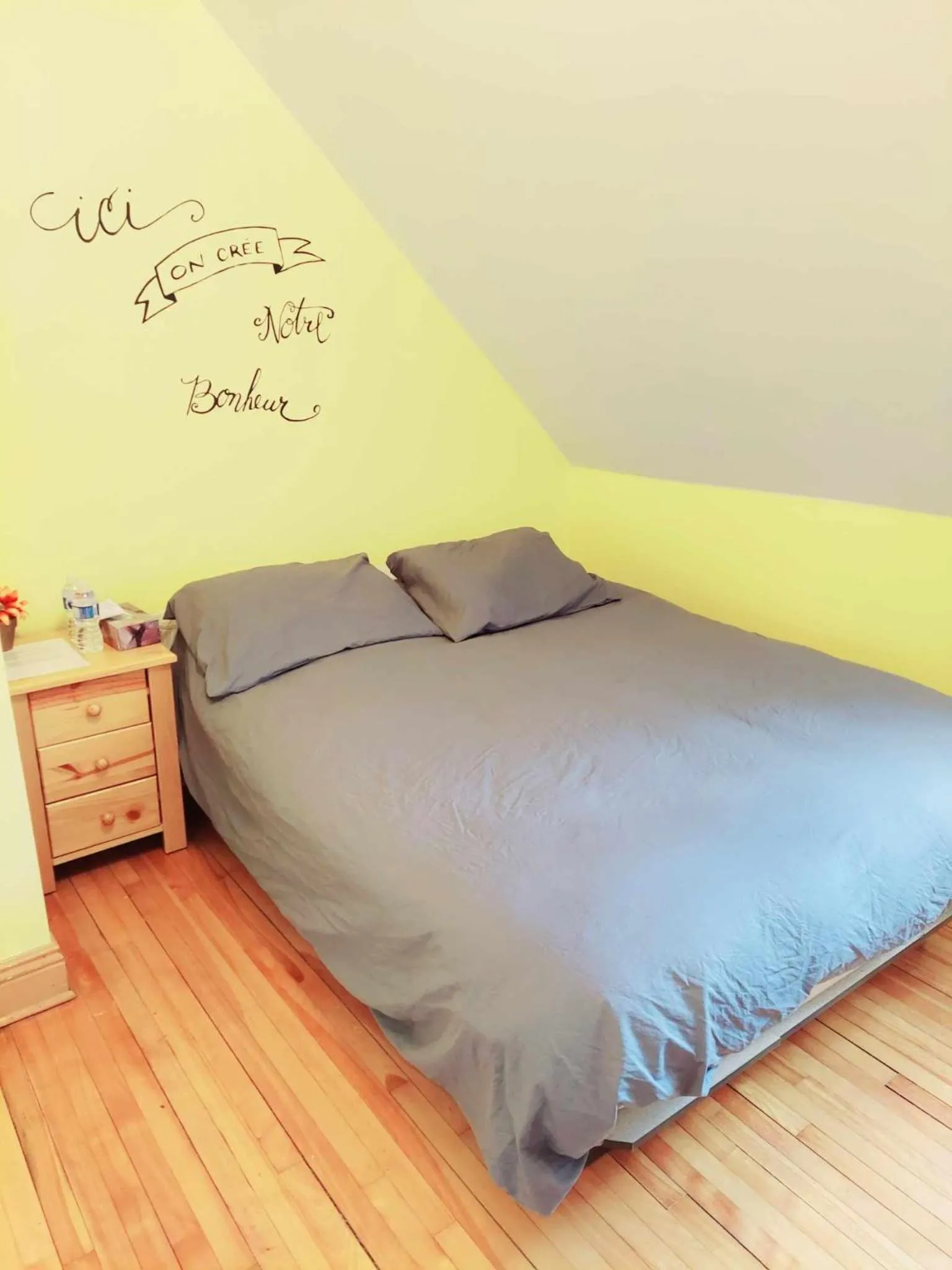 Bed in Auberge Le P'tit Bonheur