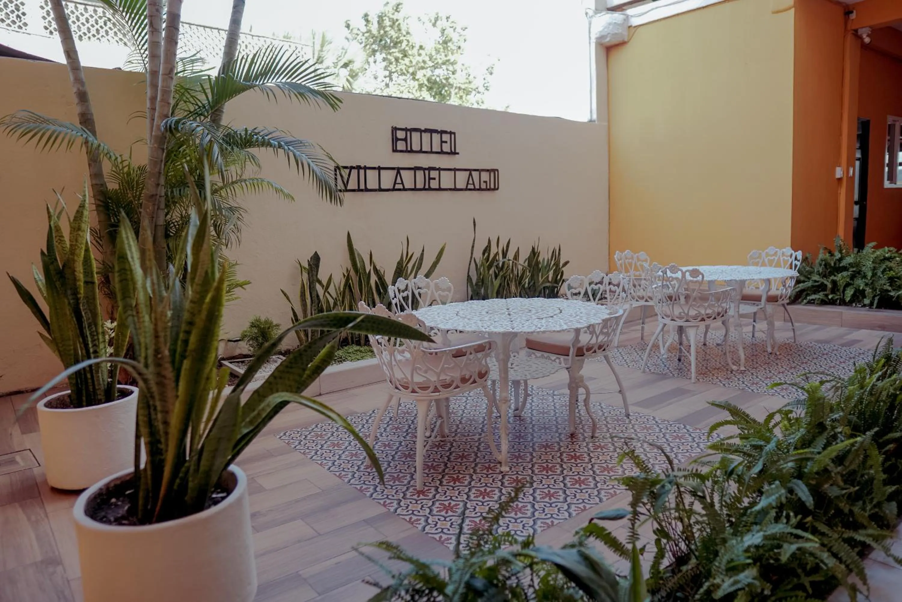 Patio in Hotel Villa del Lago
