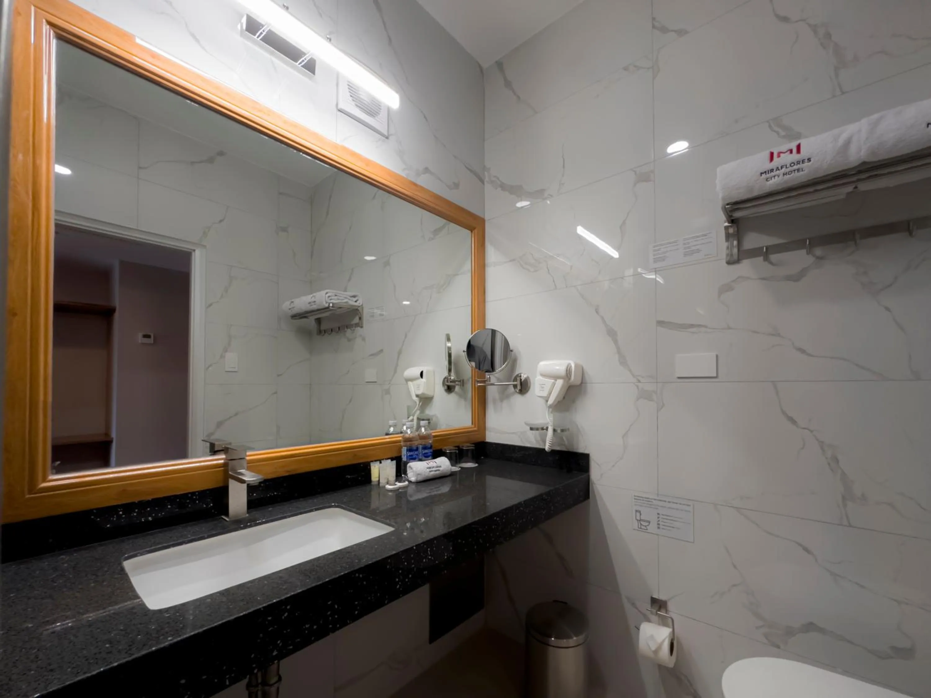 Bathroom in MIRAFLORES CITY HOTEL