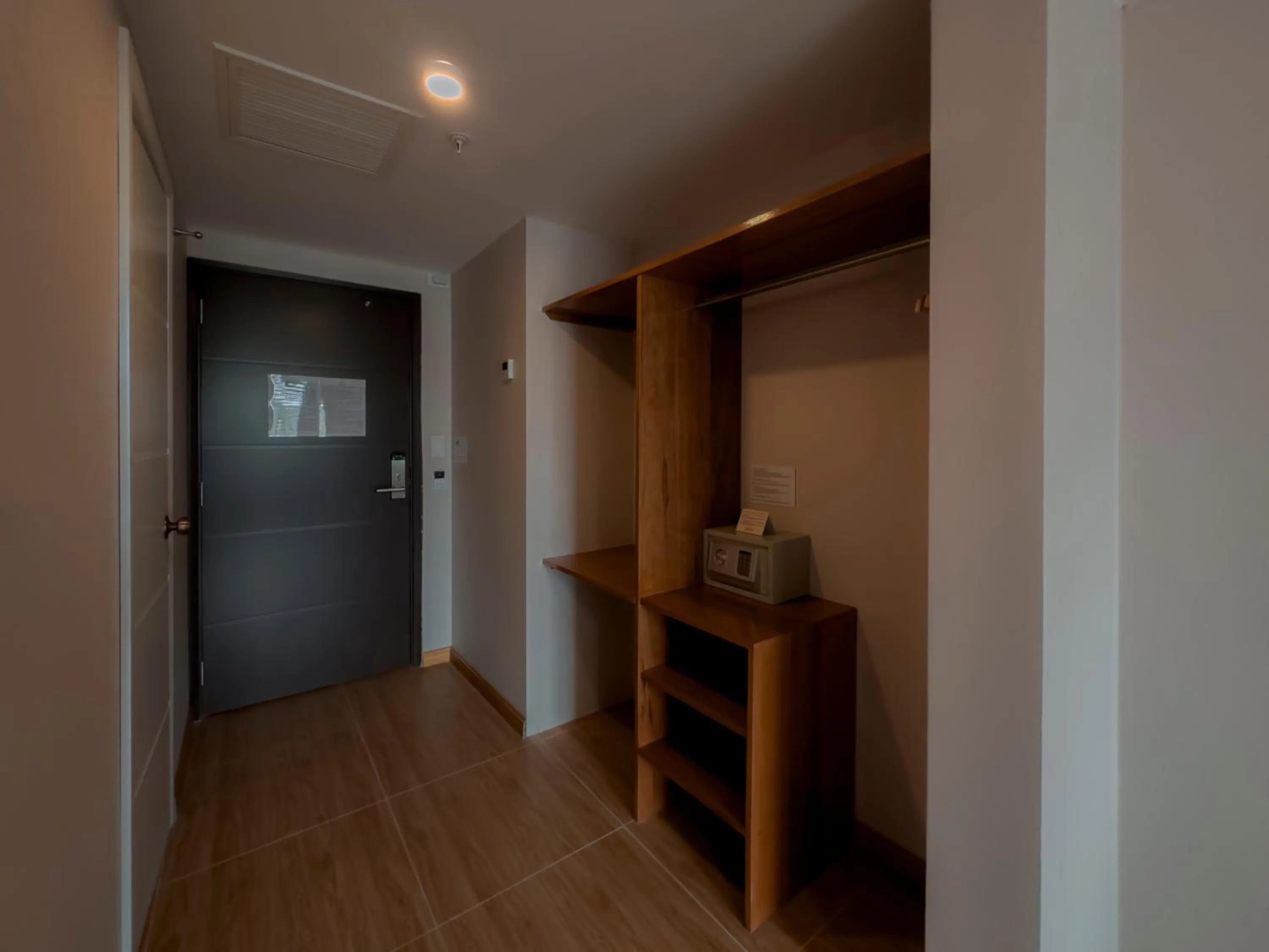 wardrobe in MIRAFLORES CITY HOTEL