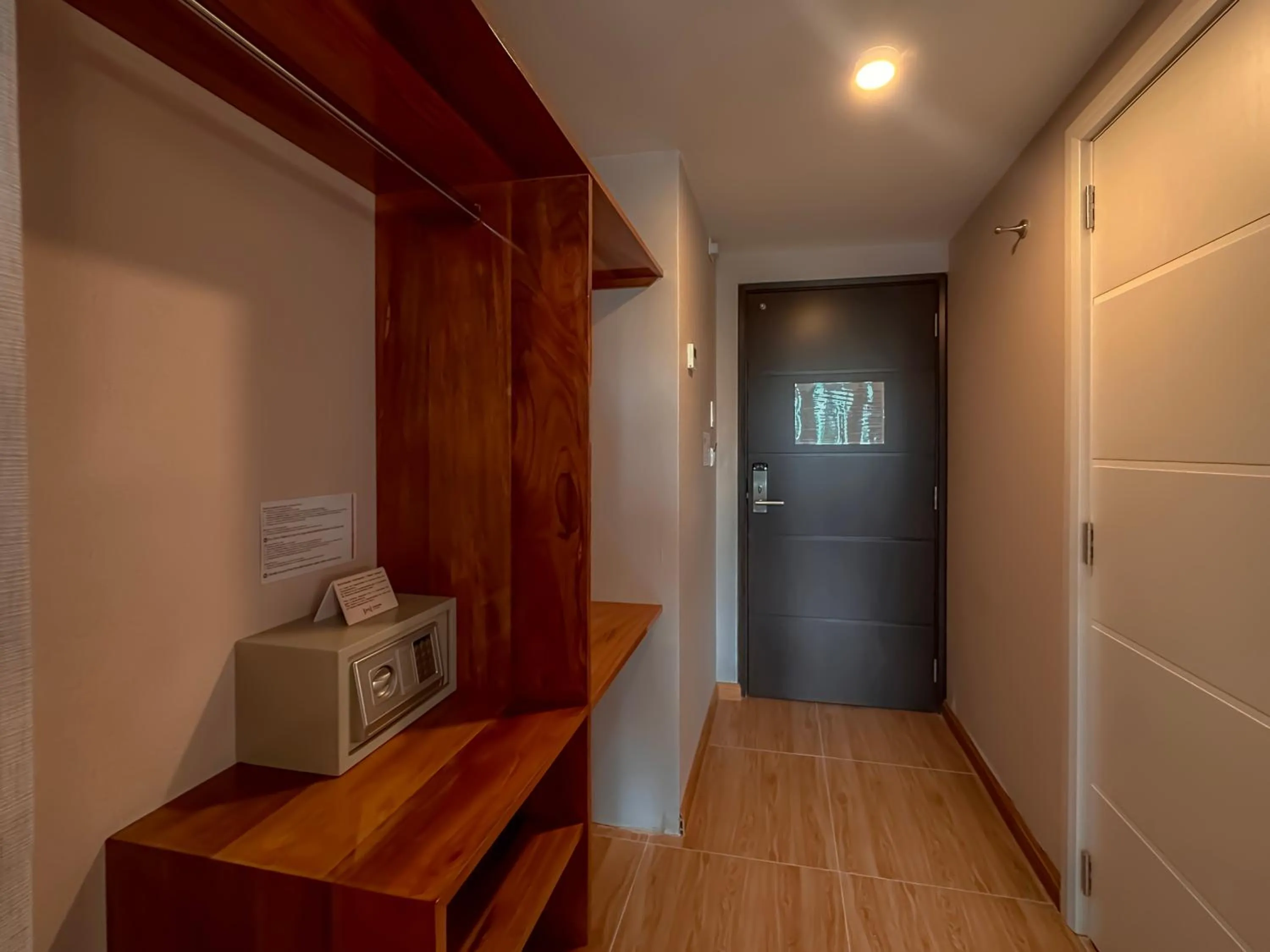 wardrobe in MIRAFLORES CITY HOTEL