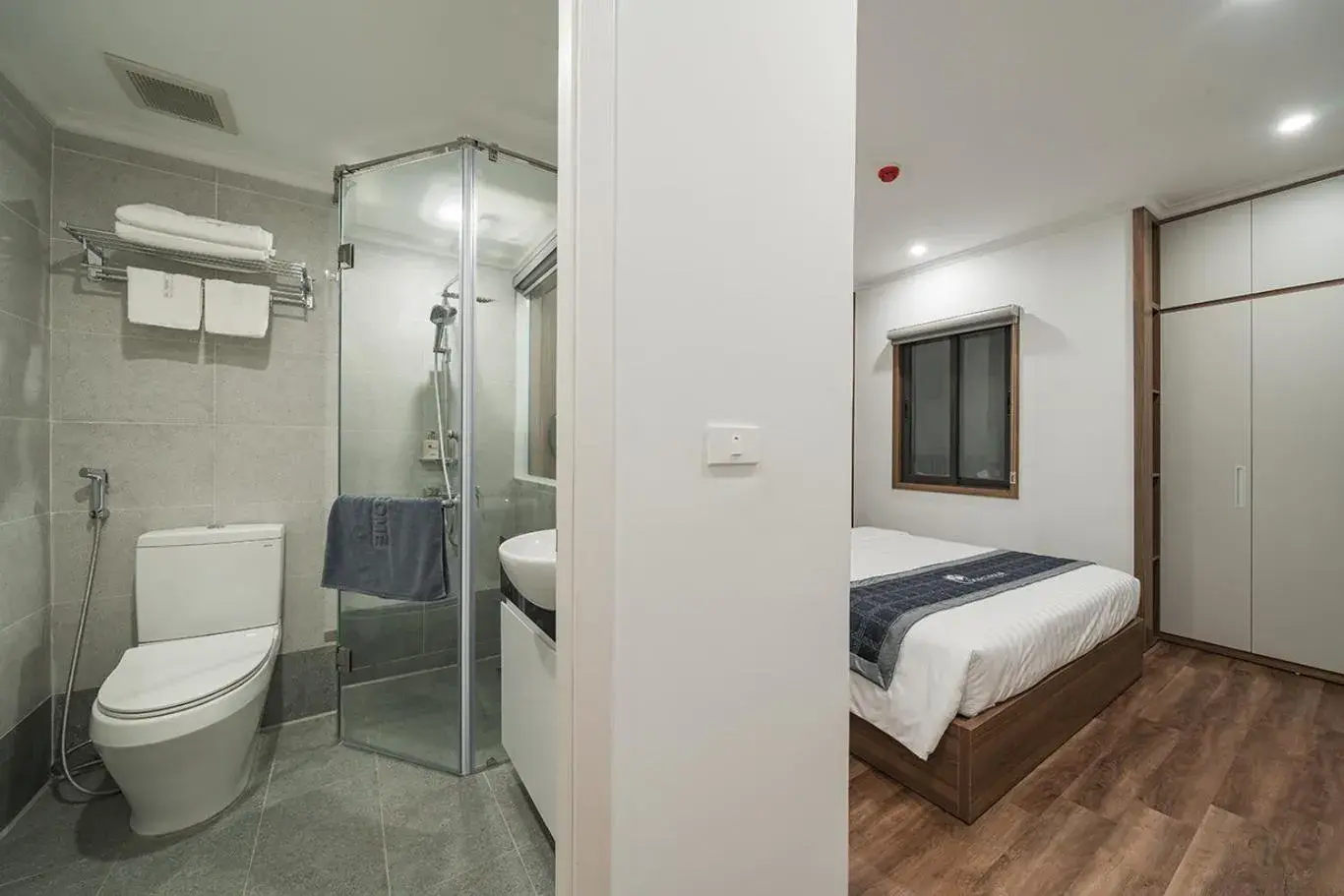 Shower, Bed in Narcissus 2 Hotel & Apartment Shower, Bed in Narcissus 2 Hotel & Apartment