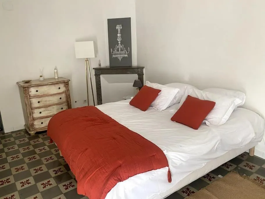 Bed in Madeleine sous son platane