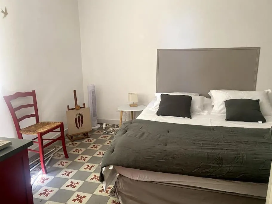 Bed in Madeleine sous son platane