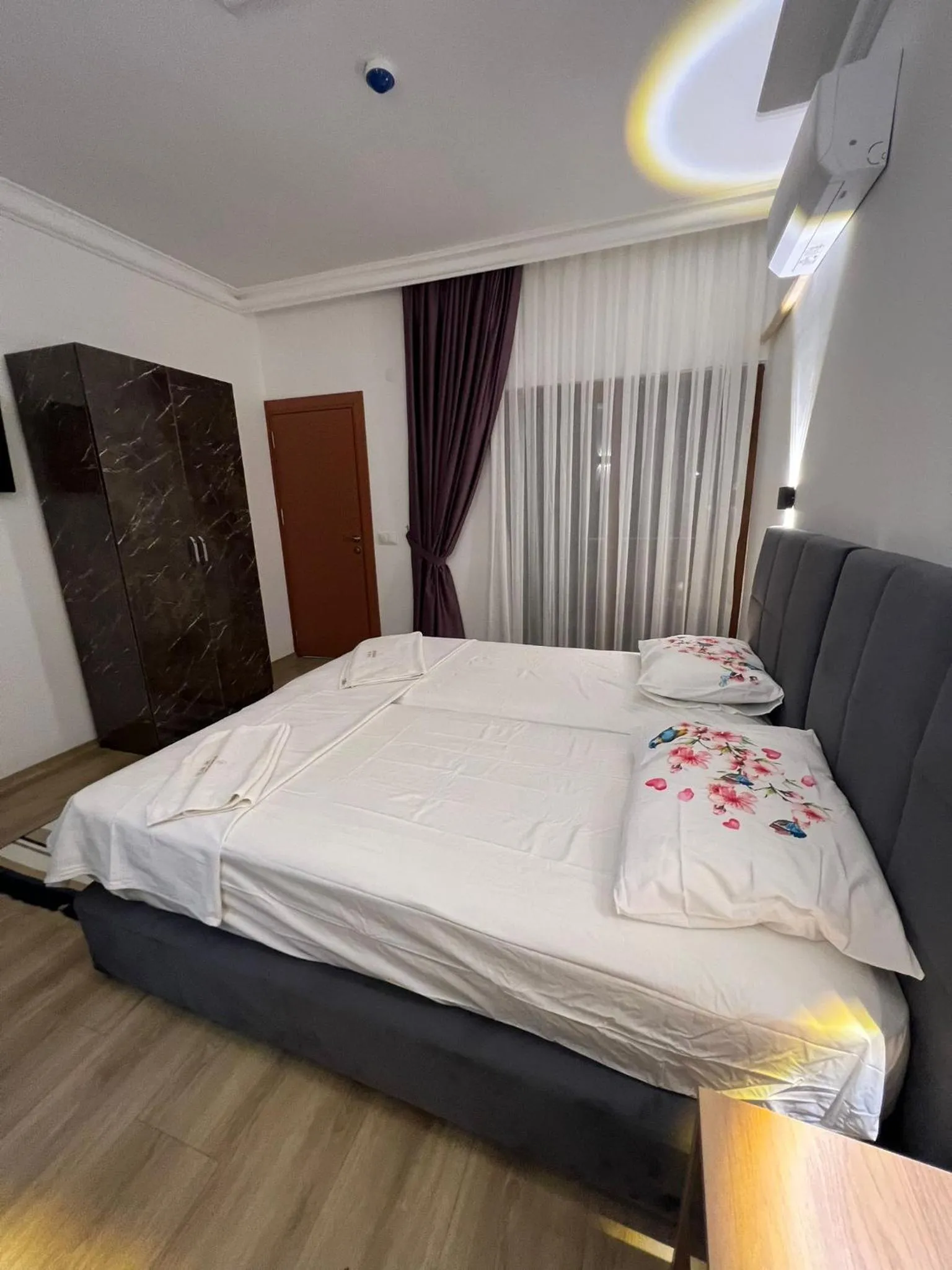 Photo of the whole room, Bed in Asimado Hotel