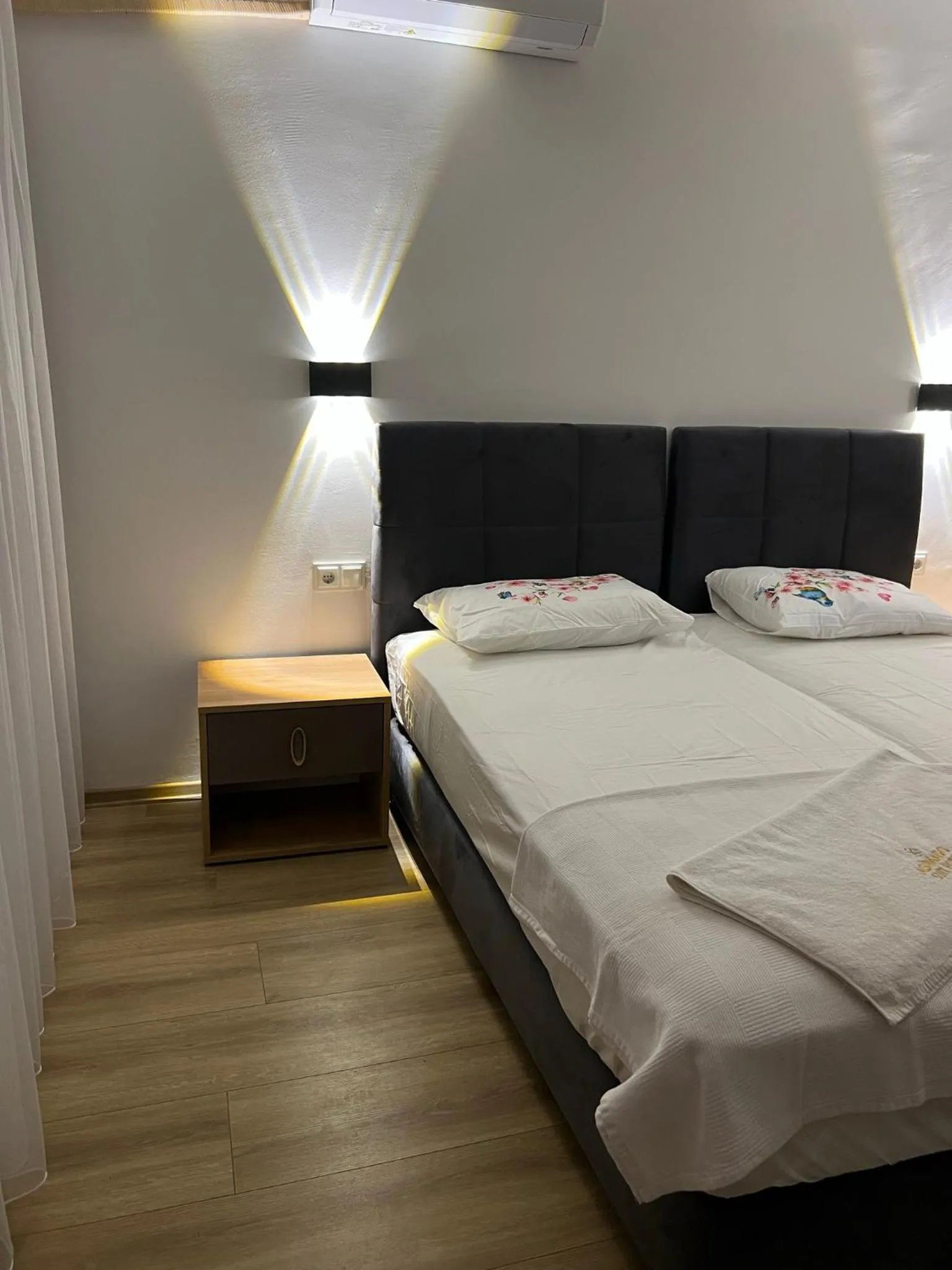 Photo of the whole room, Bed in Asimado Hotel