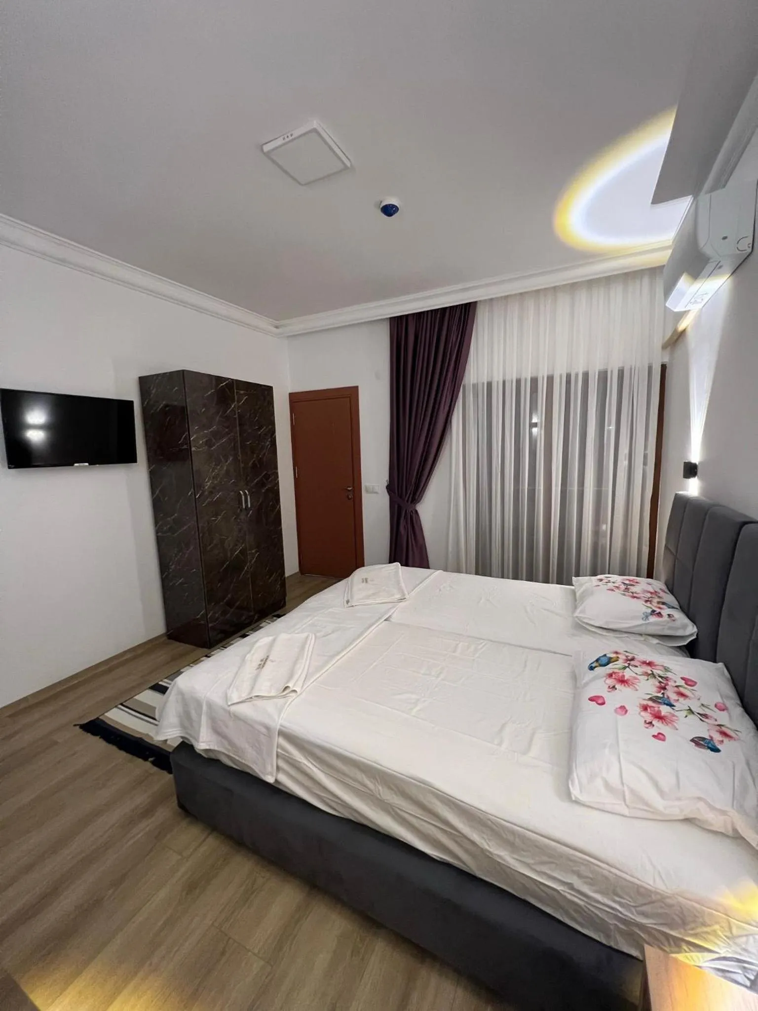 Photo of the whole room, Bed in Asimado Hotel