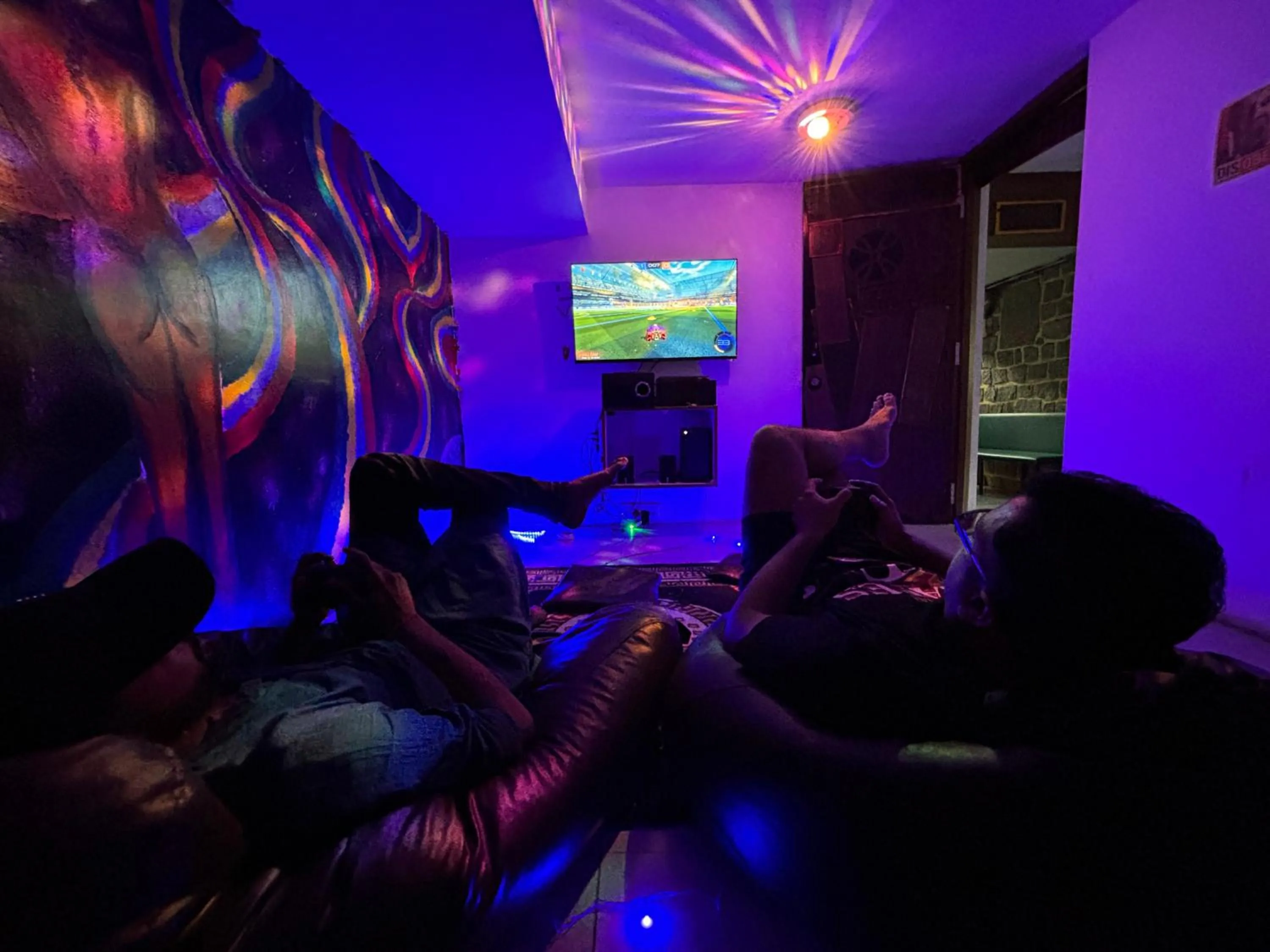 Communal lounge/ TV room in BYOC Hostels - Indiranagar