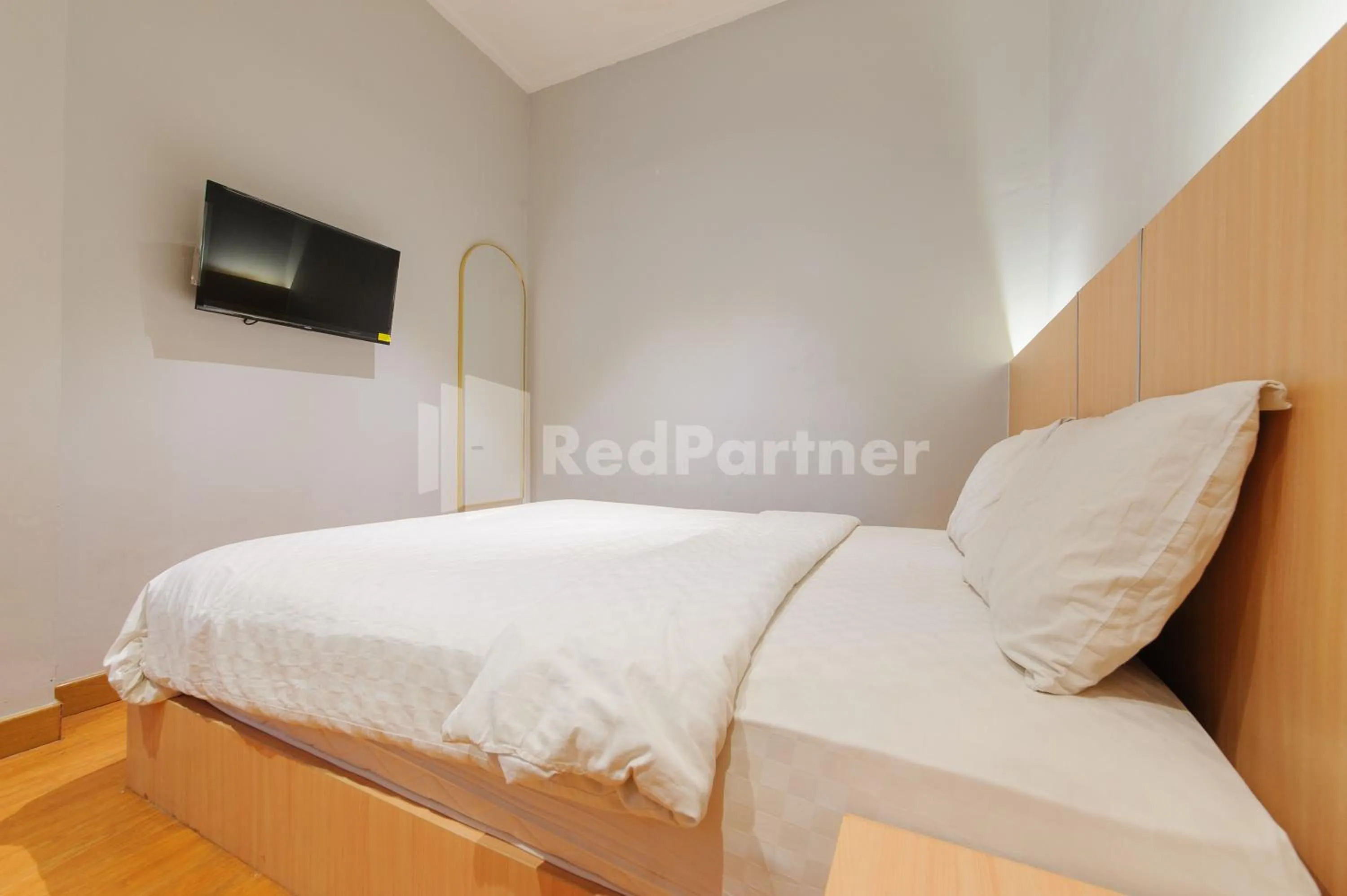 Bedroom, Bed in Ketje Luxury Capsule Mitra RedDoorz