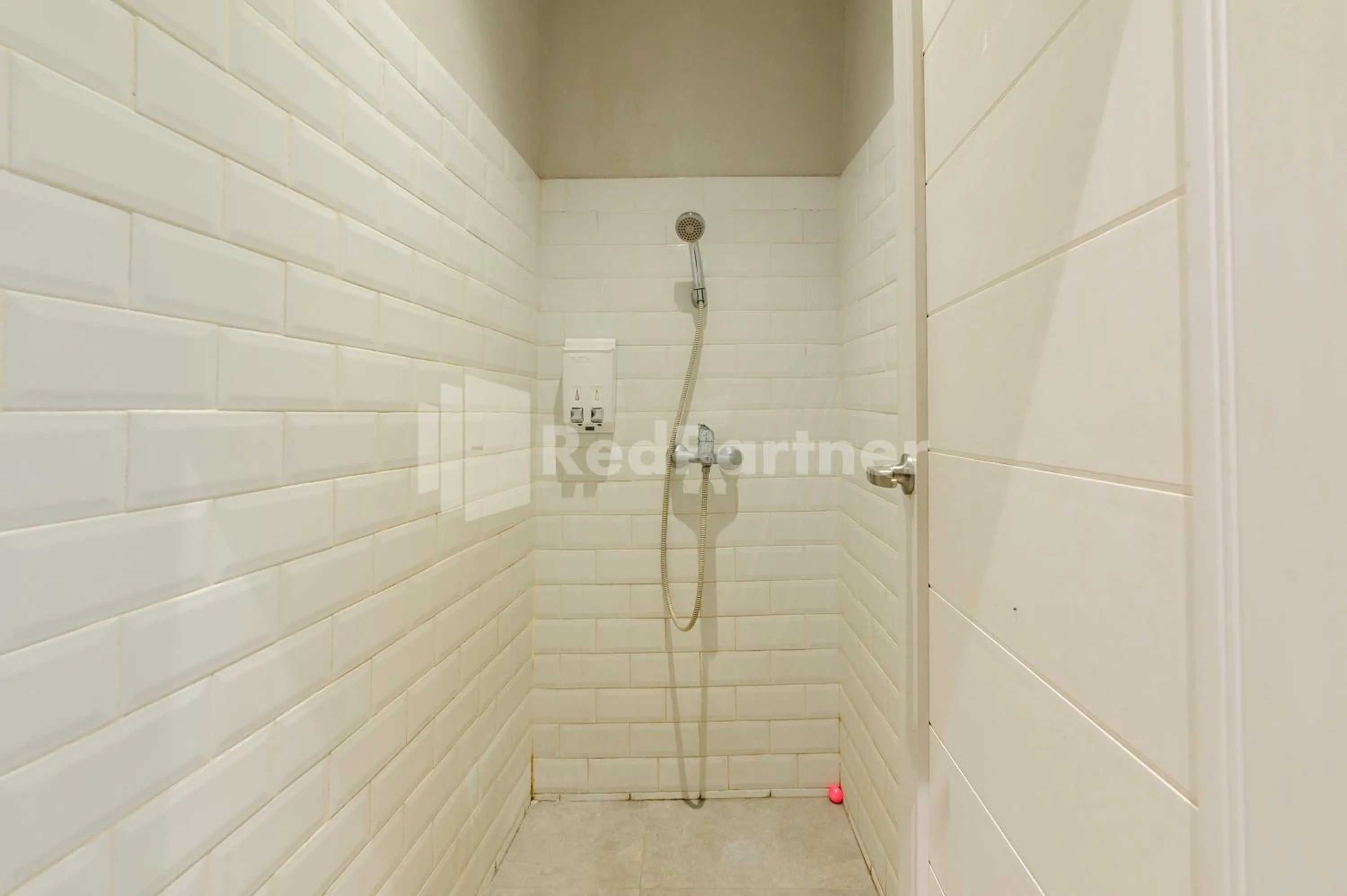 Shower in Ketje Luxury Capsule Mitra RedDoorz