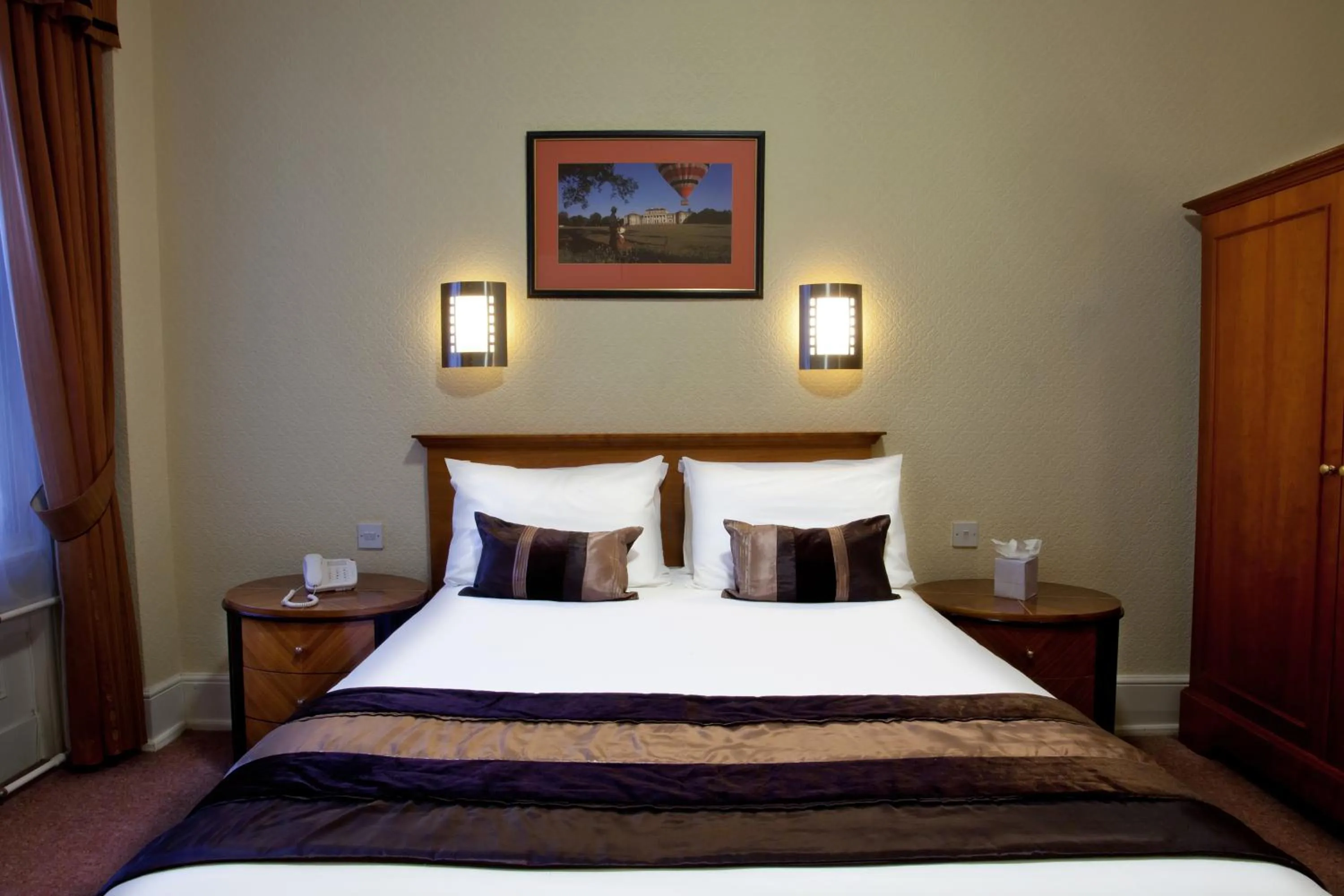 Bed in North Stafford Hotel