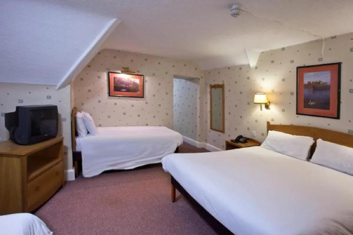 Photo of the whole room, Bed in North Stafford Hotel