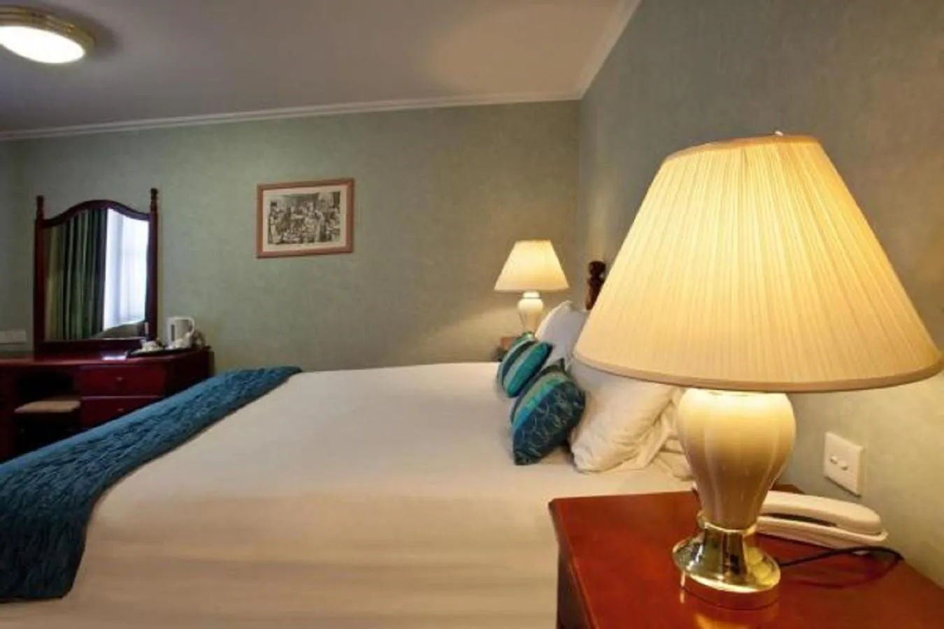 Bed in North Stafford Hotel