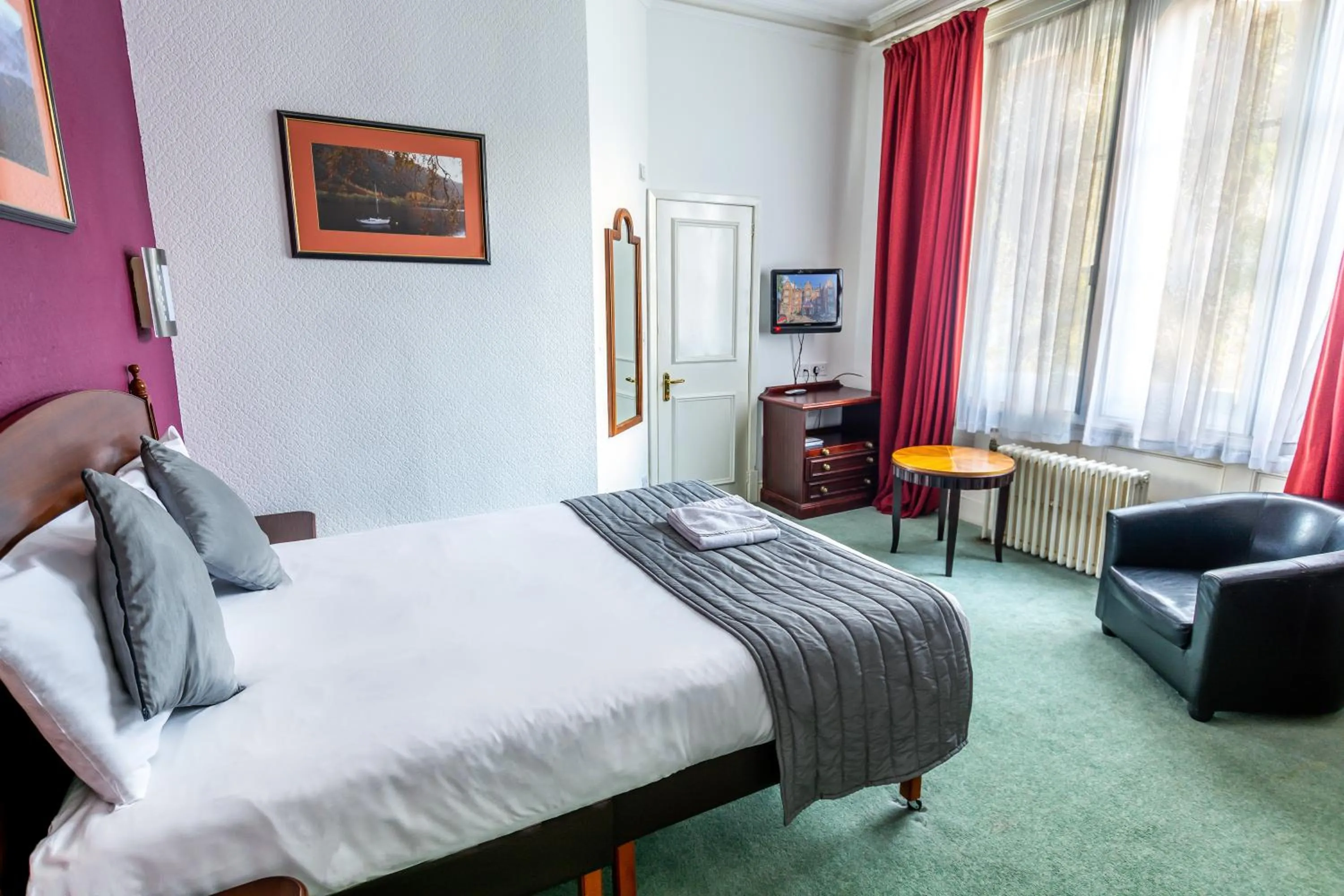 Photo of the whole room, Bed in North Stafford Hotel