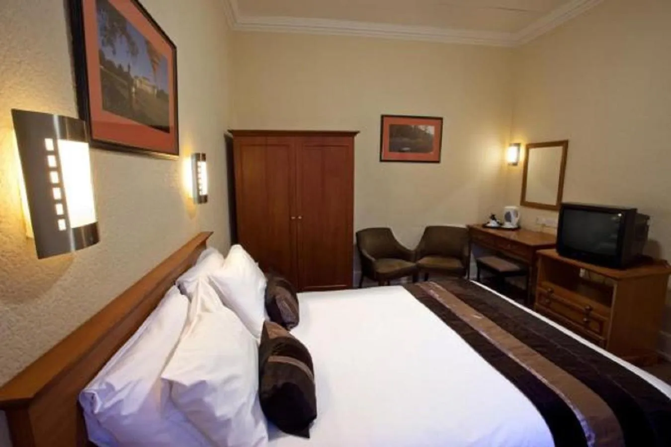 Photo of the whole room, Bed in North Stafford Hotel