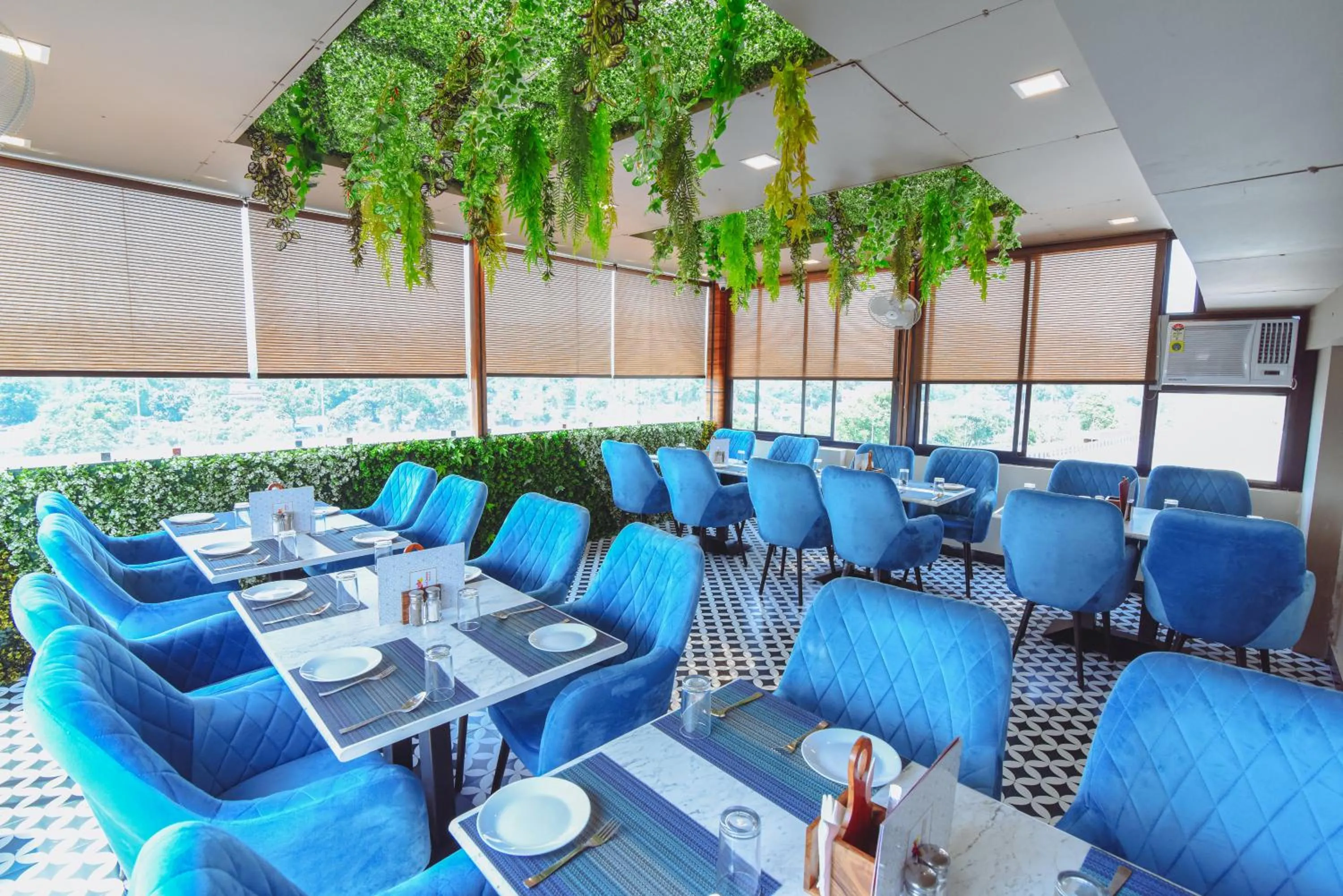 Restaurant/places to eat in Hotel Swagat Suites