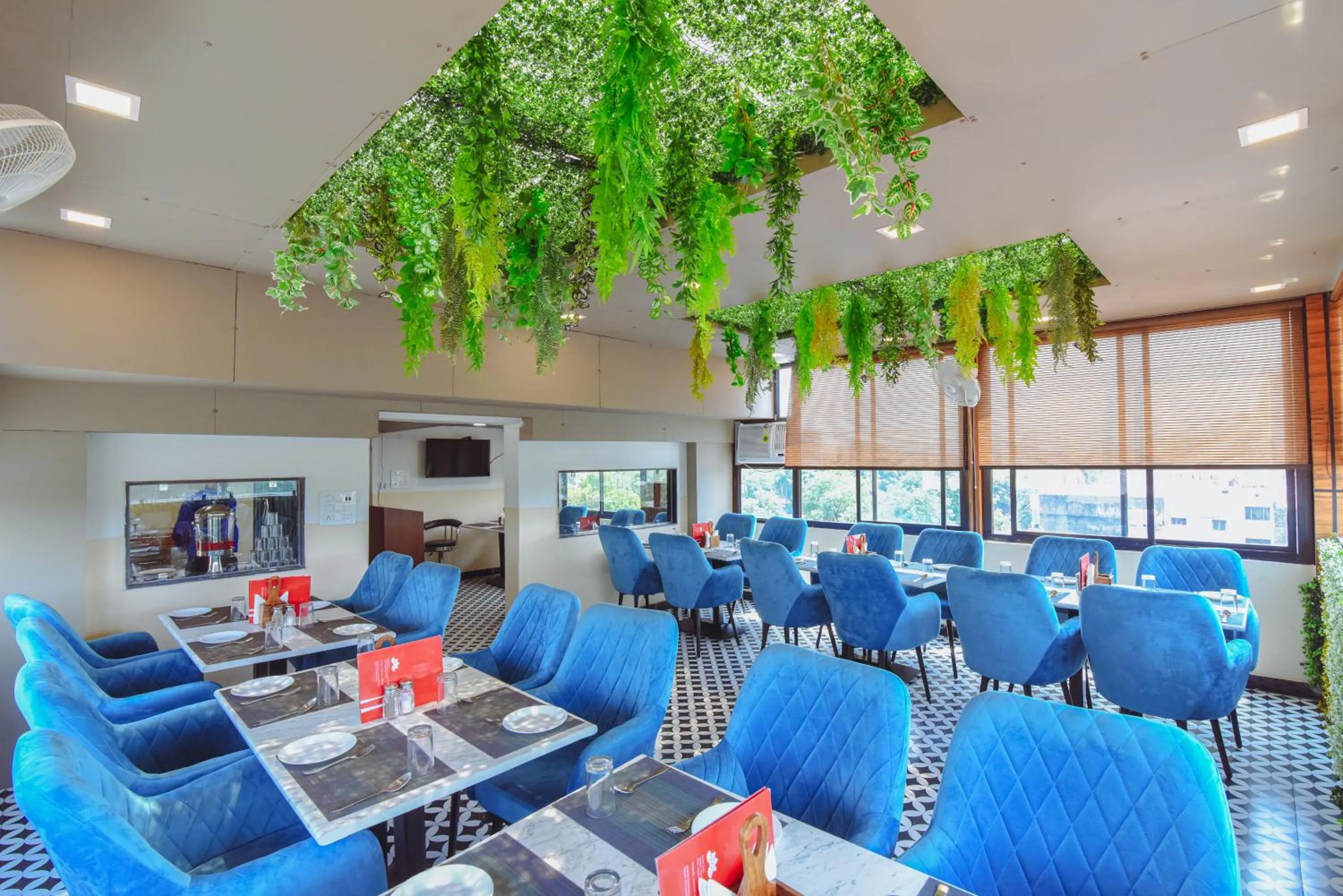 Restaurant/places to eat in Hotel Swagat Suites