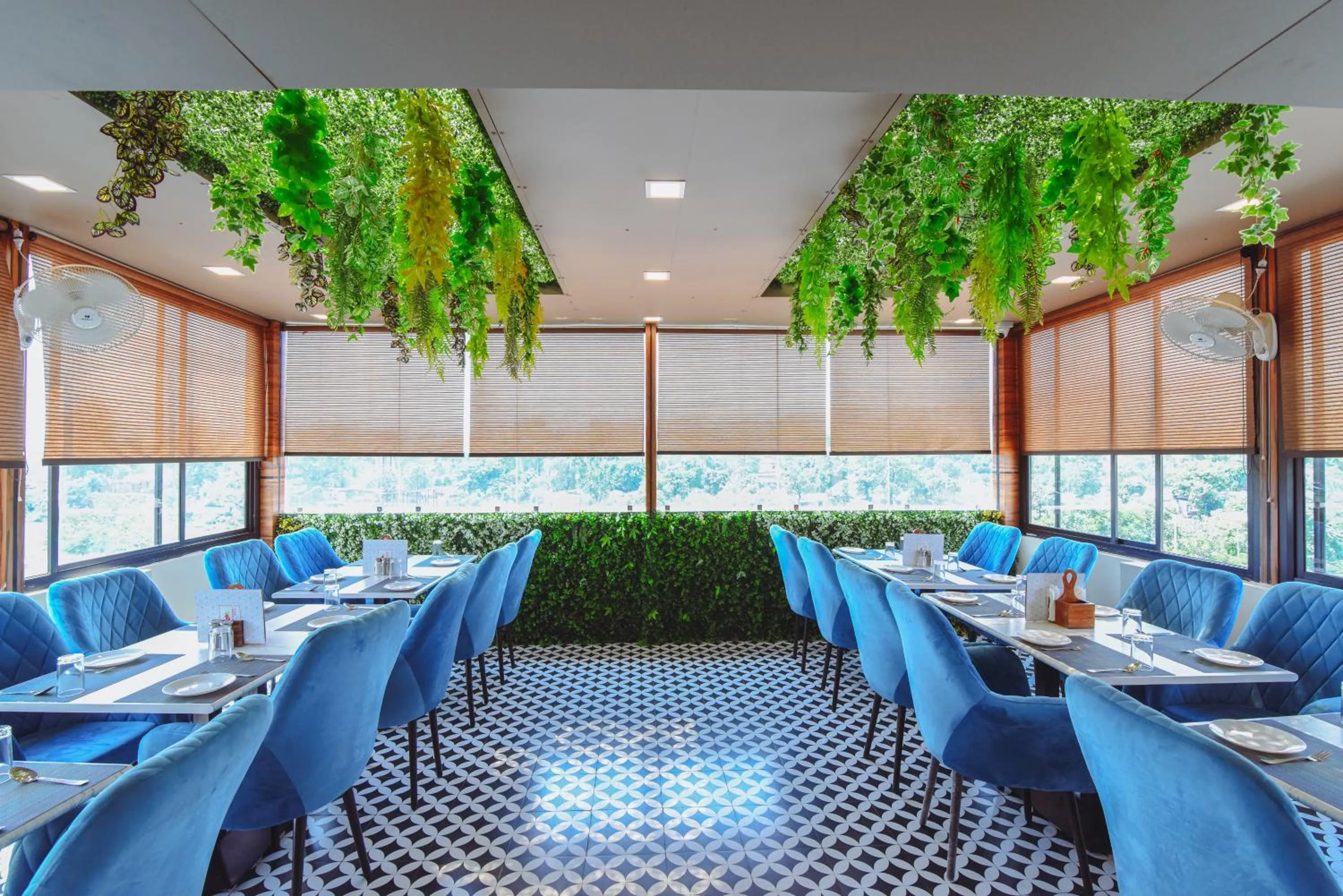 Restaurant/places to eat in Hotel Swagat Suites