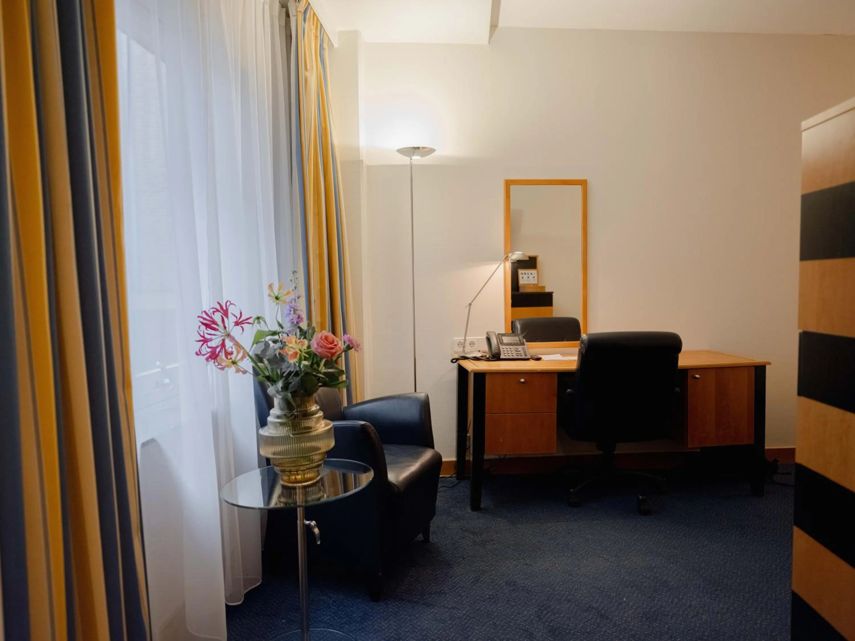 Seating area in Swissôtel Amsterdam