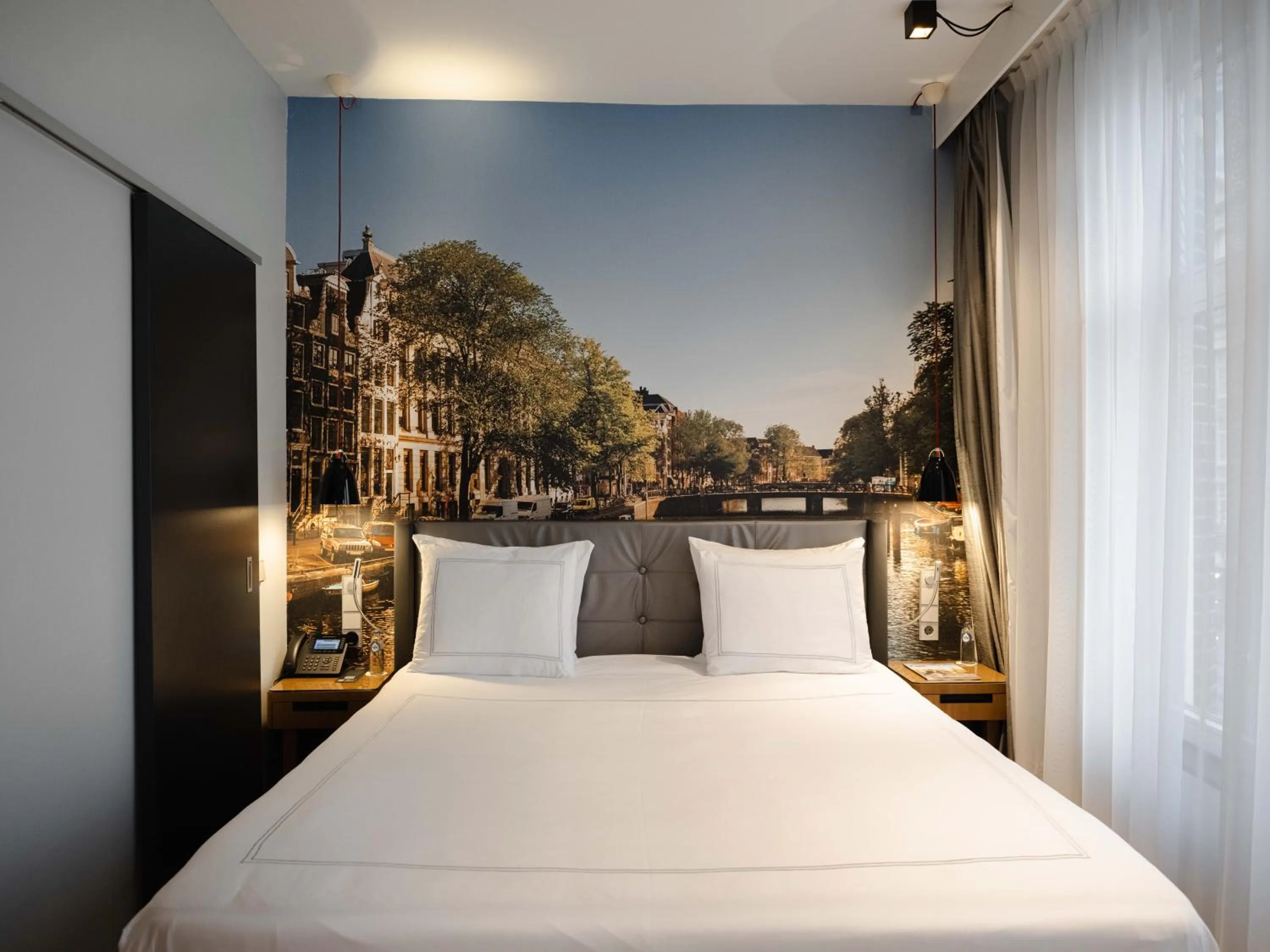 Bed in Swissôtel Amsterdam