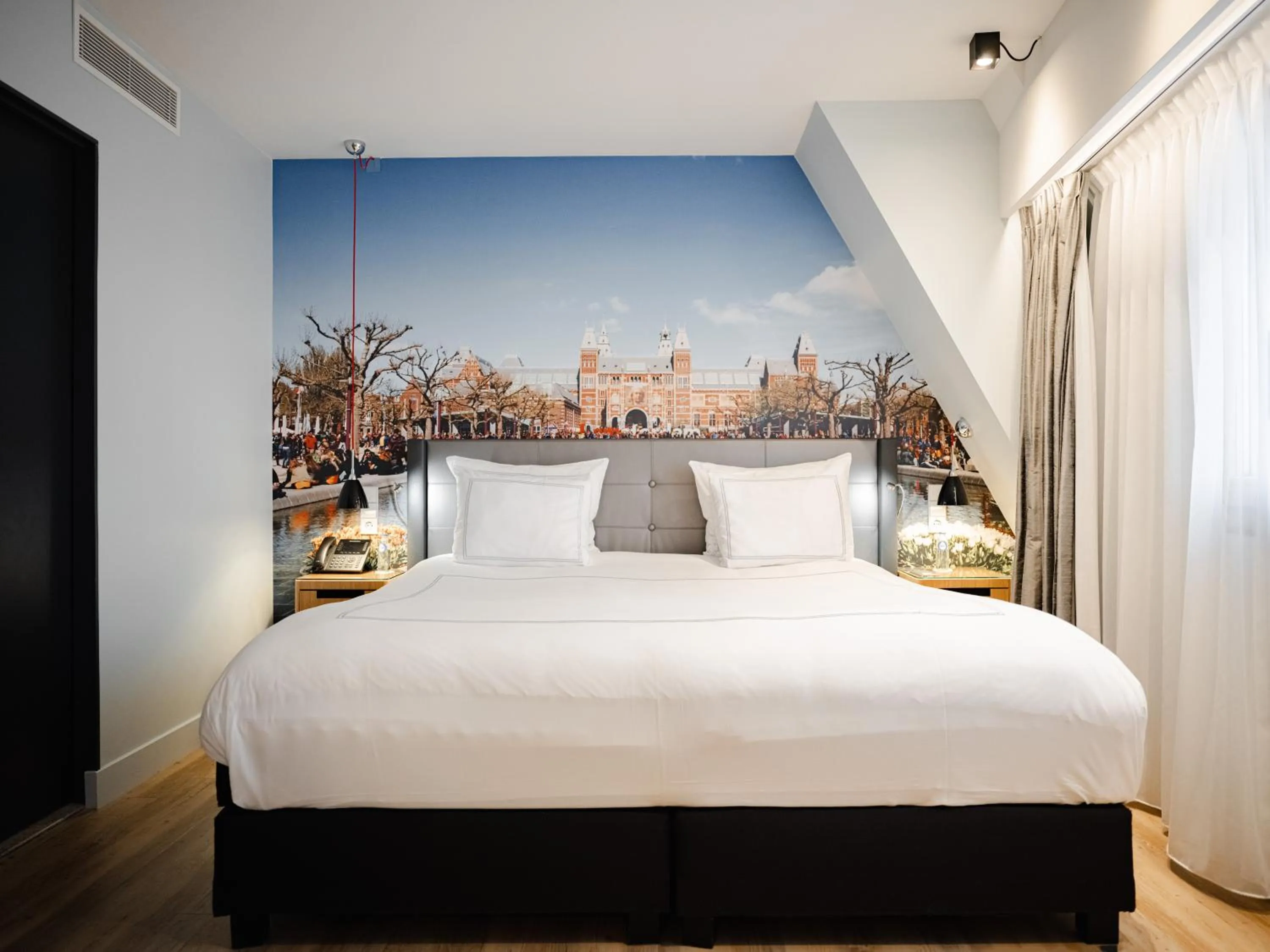 Bed in Swissôtel Amsterdam