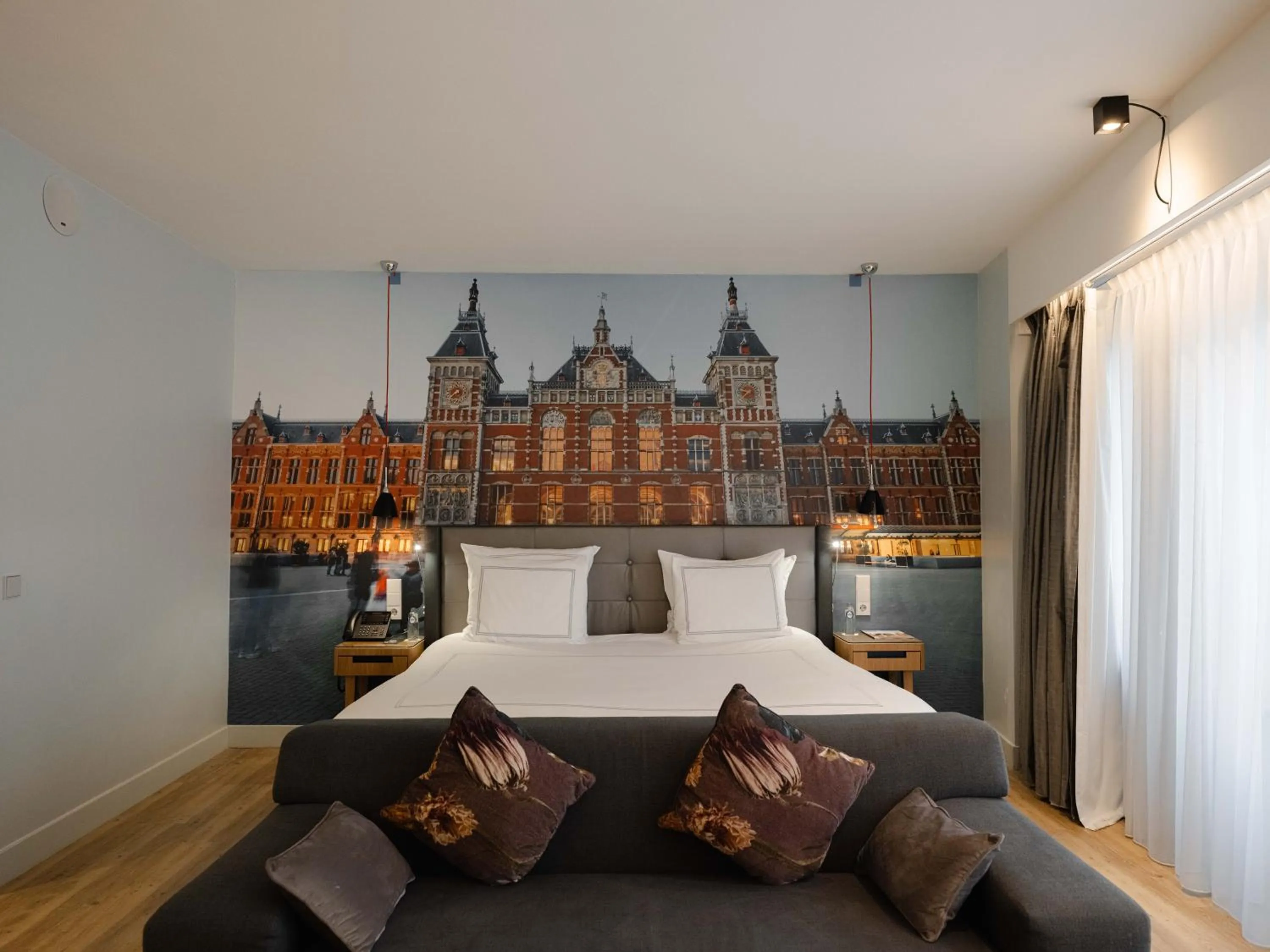 Bed in Swissôtel Amsterdam