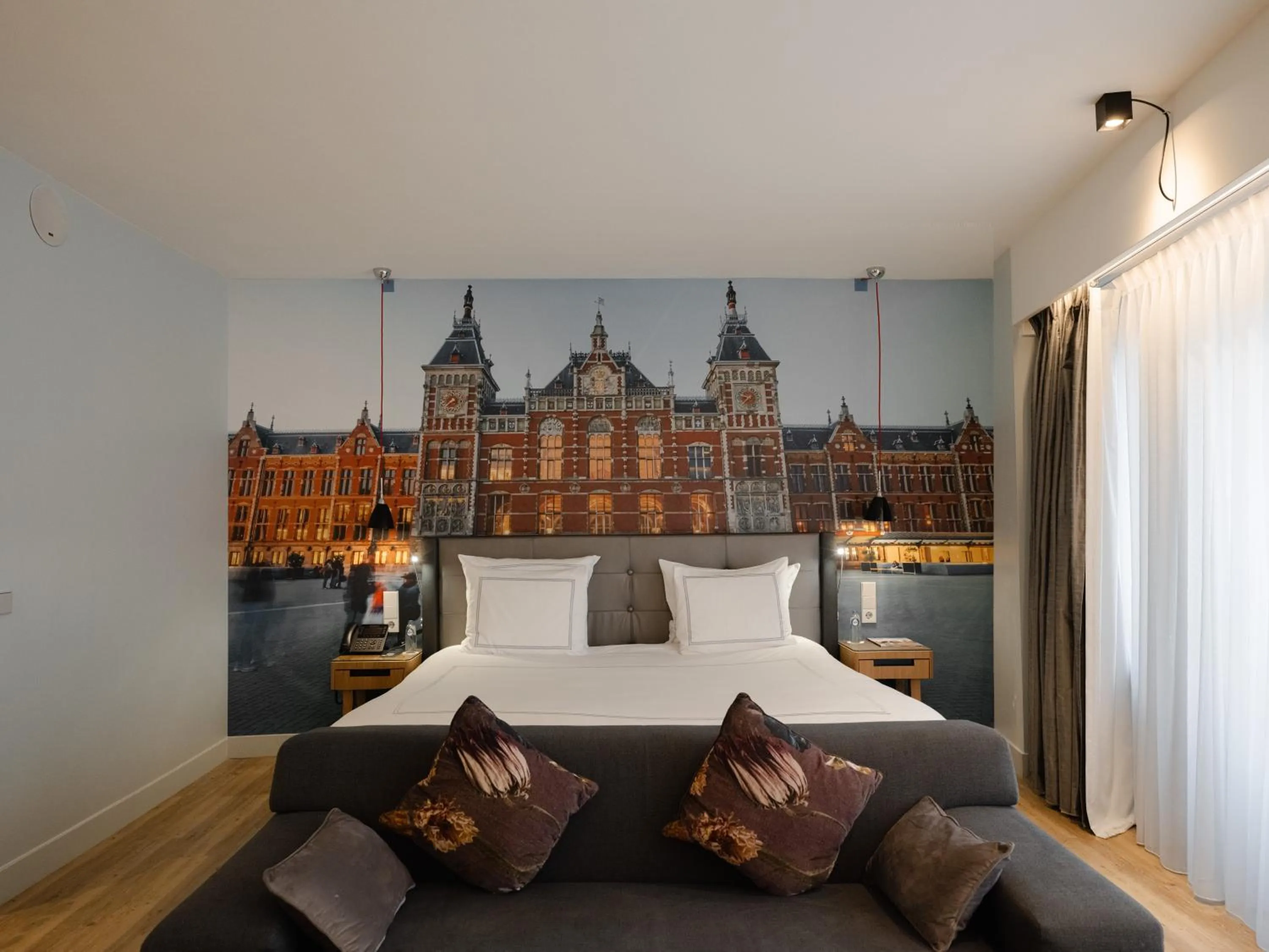 Bed in Swissôtel Amsterdam