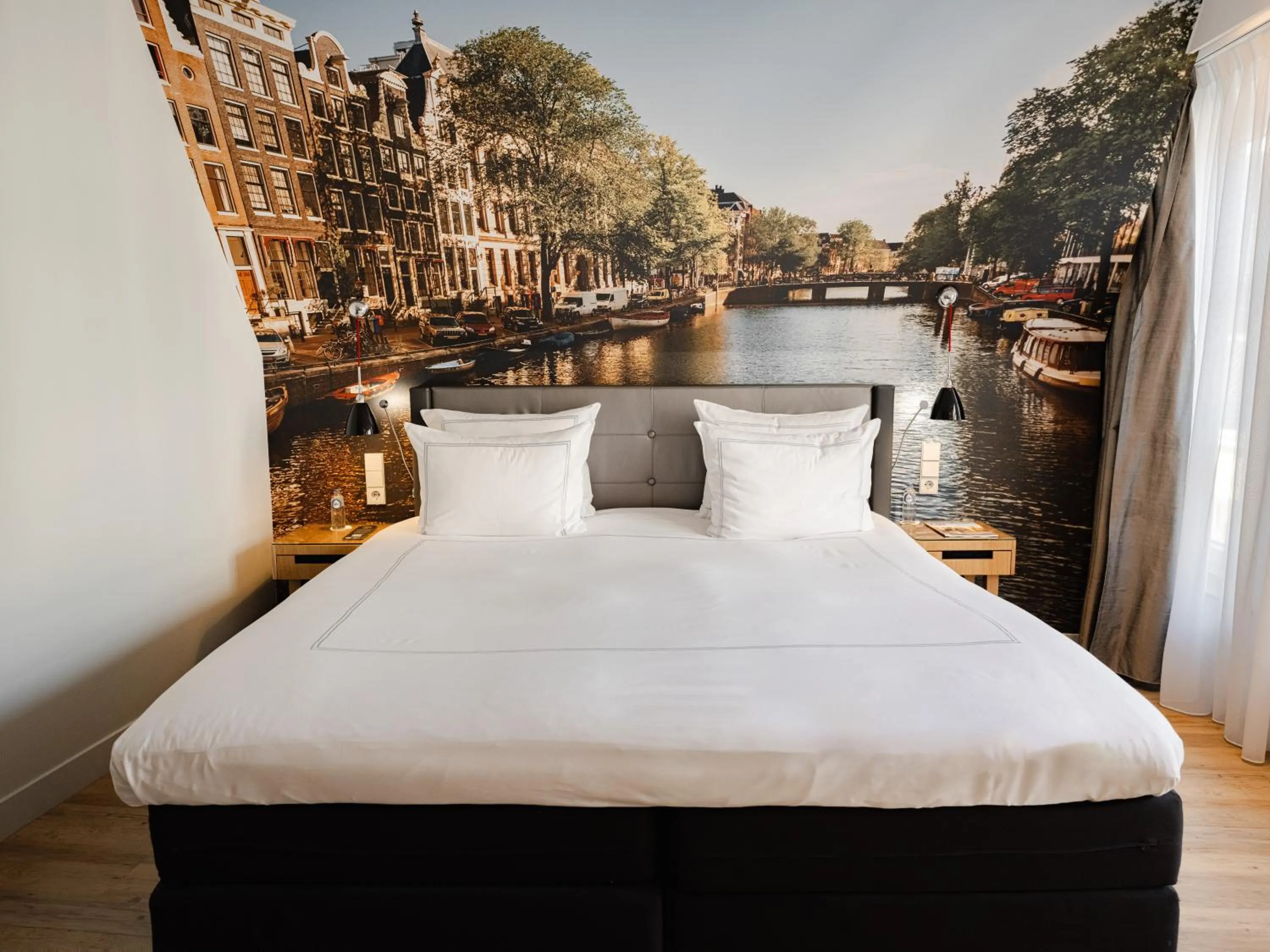 Bed in Swissôtel Amsterdam