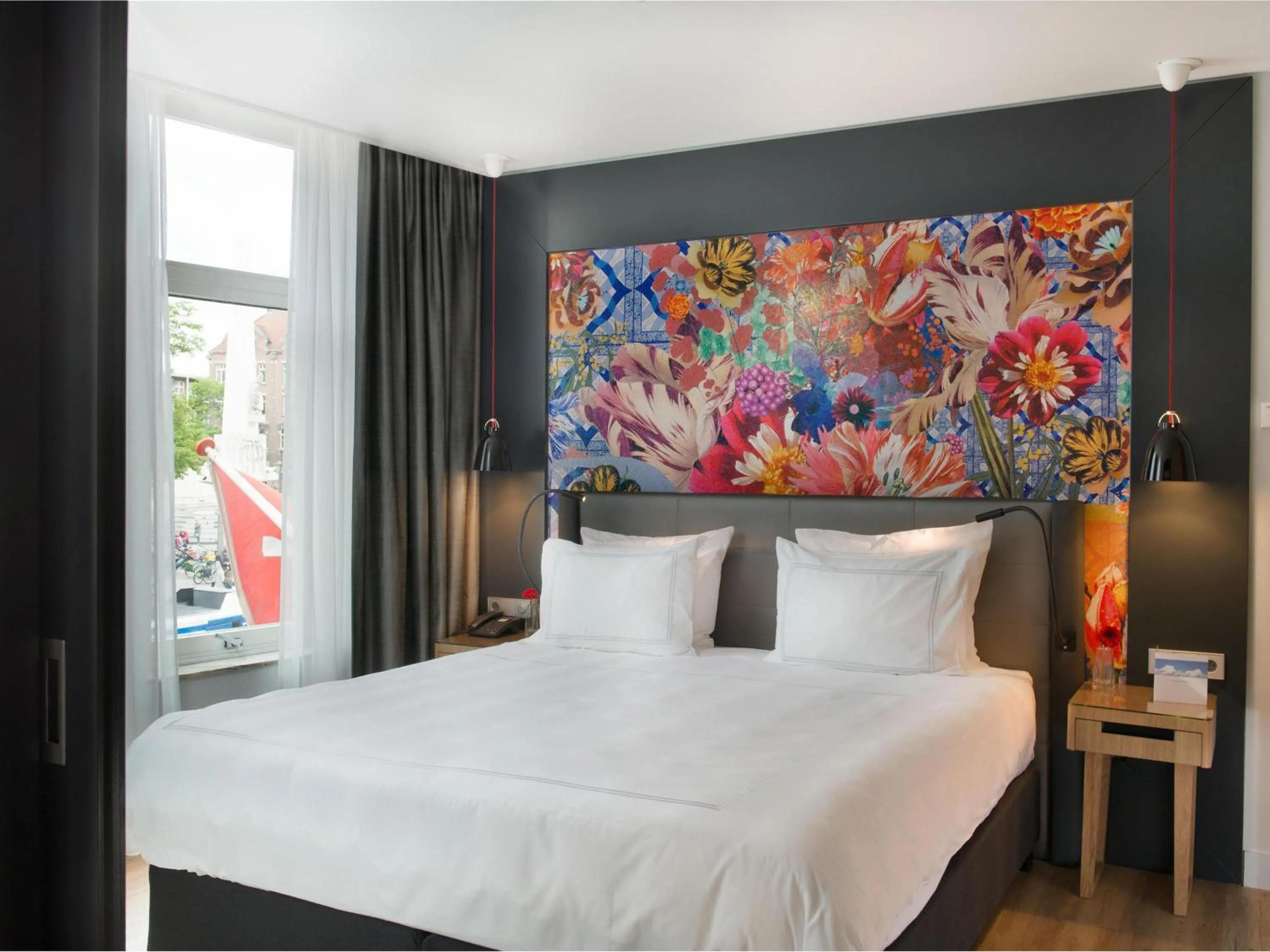 Photo of the whole room, Bed in Swissôtel Amsterdam