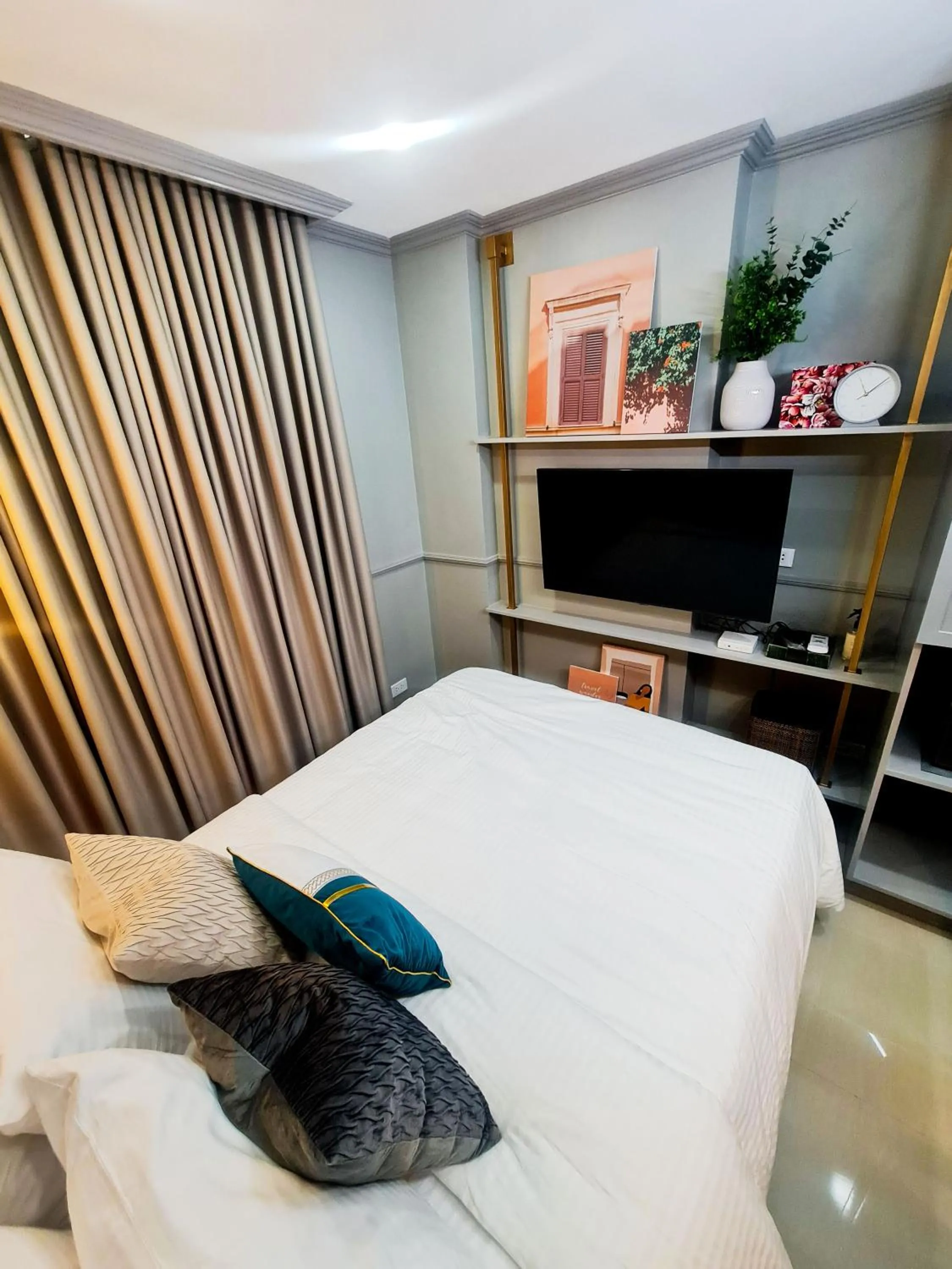 Bed in 503 One Pontefino Towers