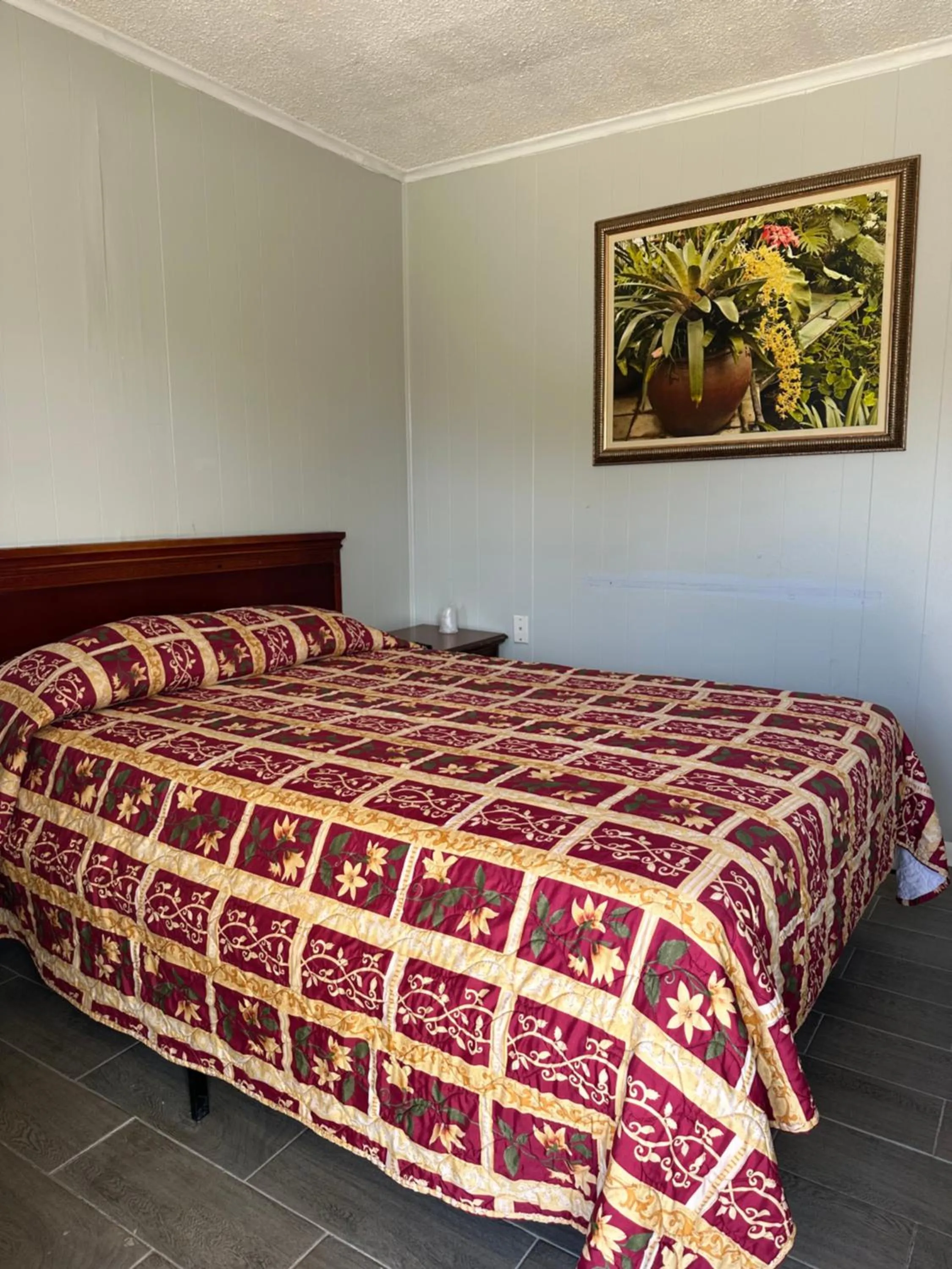 Bed in Travel Inn Montgomery AL
