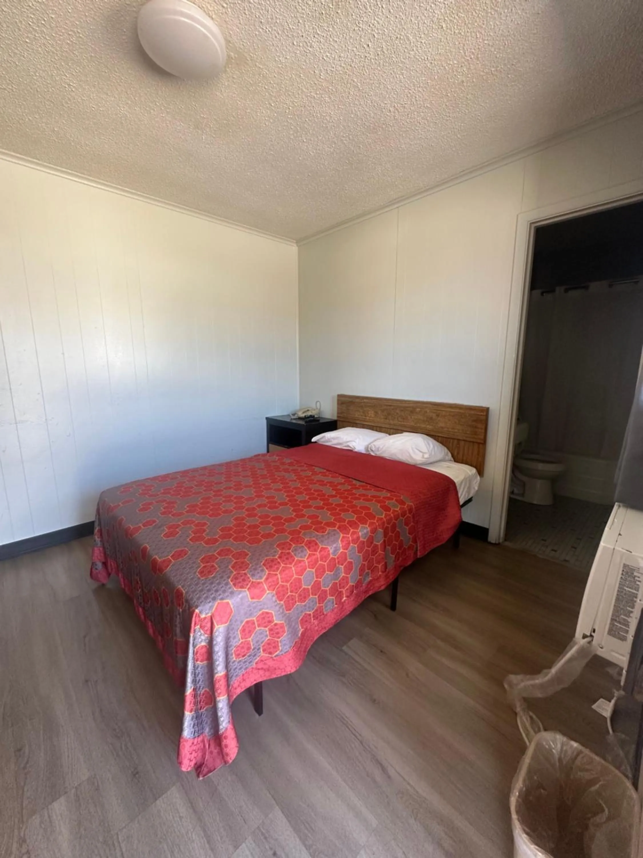 Bed in Travel Inn Montgomery AL