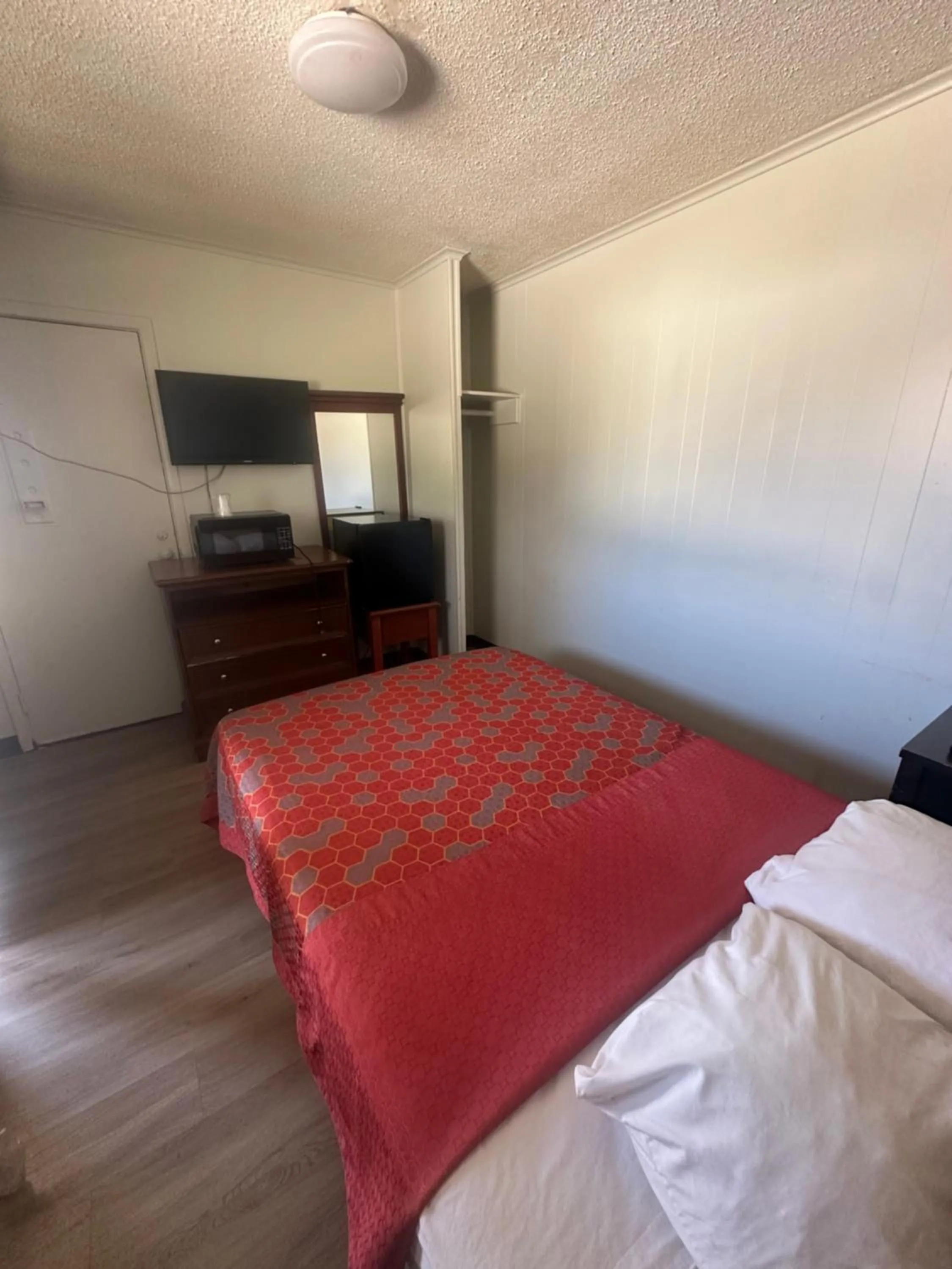 Bed in Travel Inn Montgomery AL