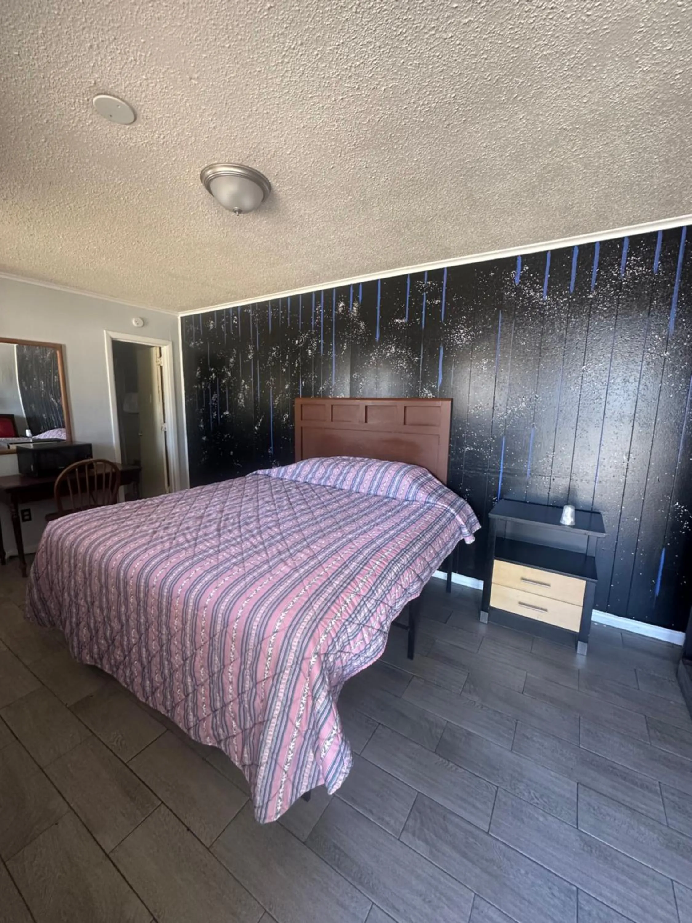 Bed in Travel Inn Montgomery AL