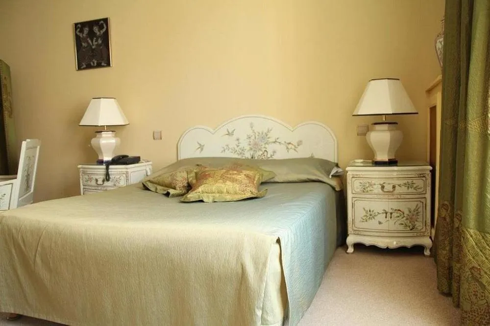 Bed in Hôtel de la cloche