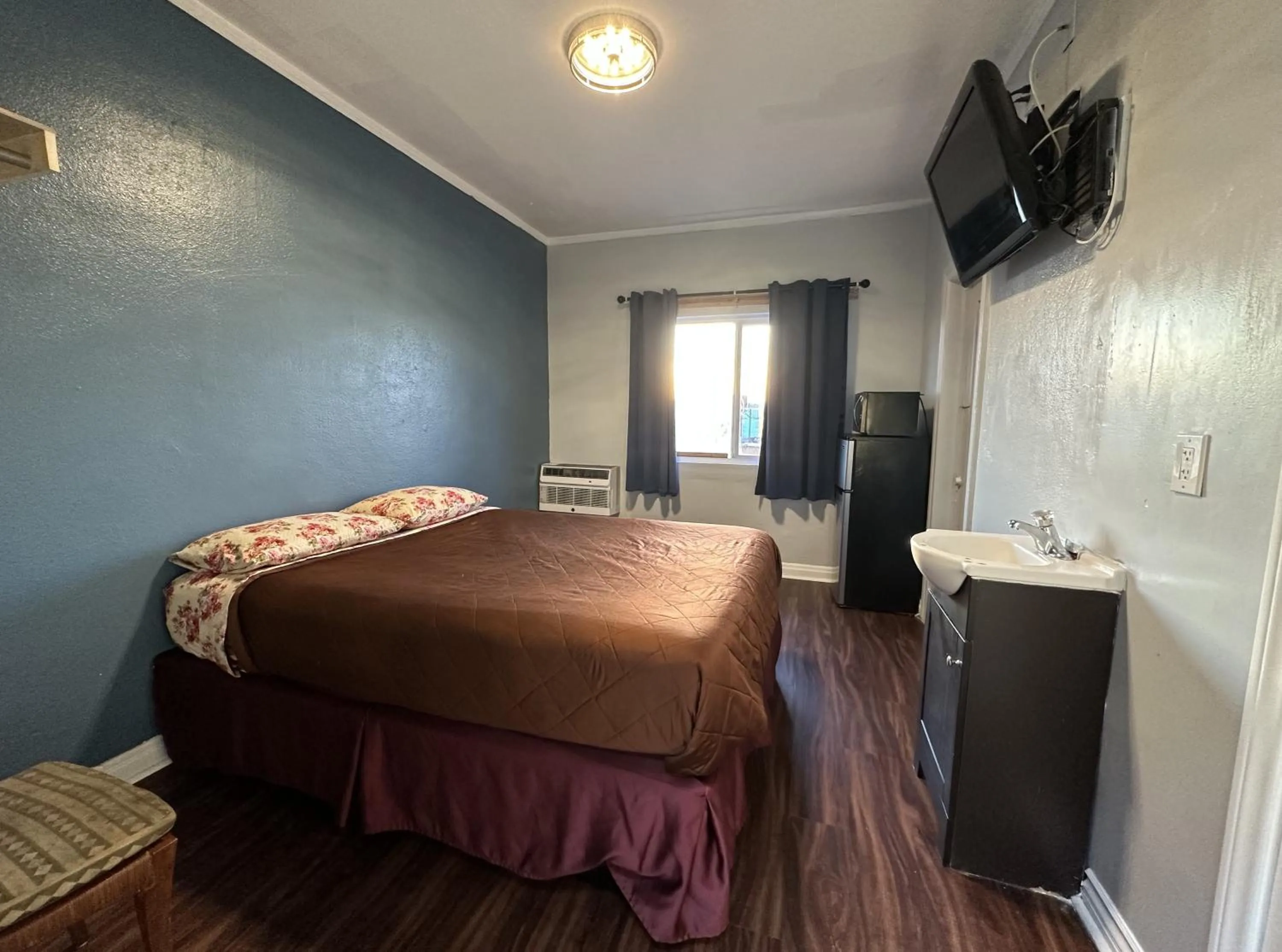 TV and multimedia, Bed in Unity Hotel - No Parking & Rooms Are Upstairs