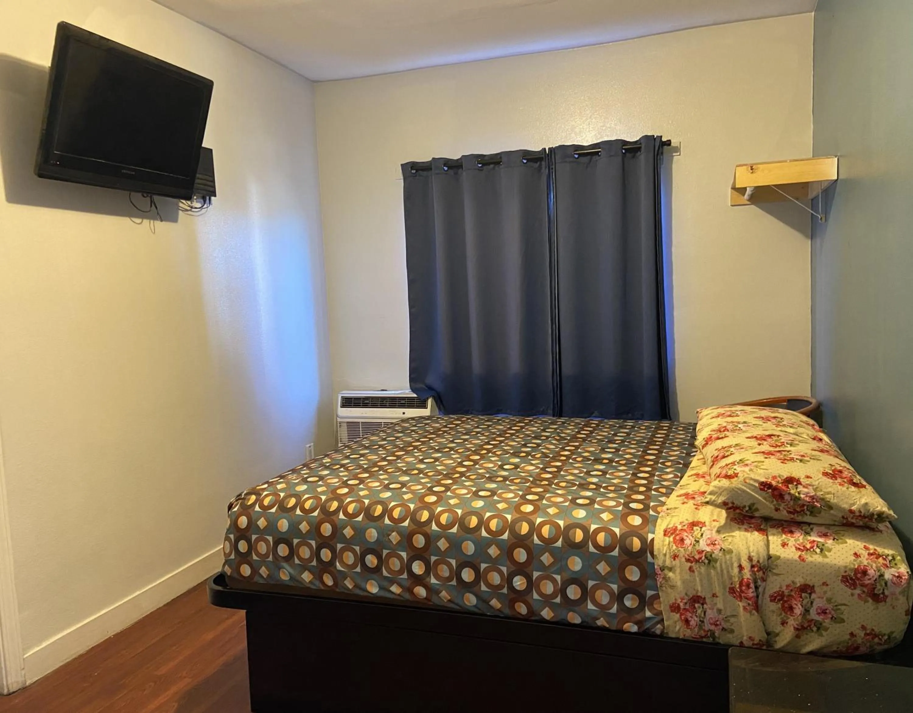 TV and multimedia, Bed in Unity Hotel - No Parking & Rooms Are Upstairs