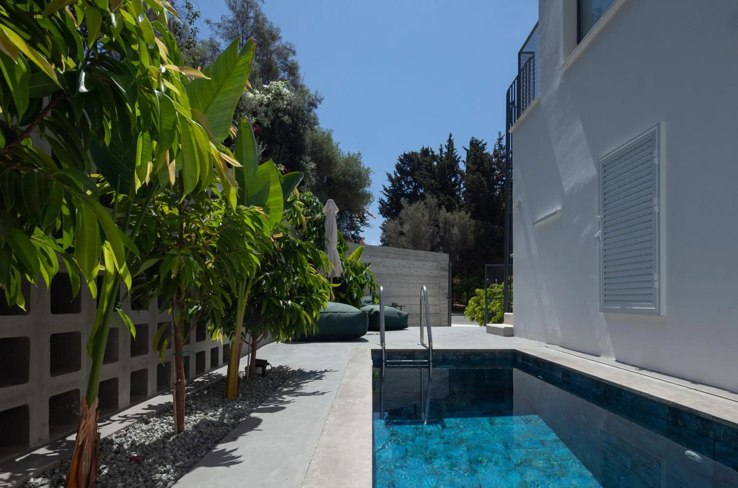 Adrop Pool Suites