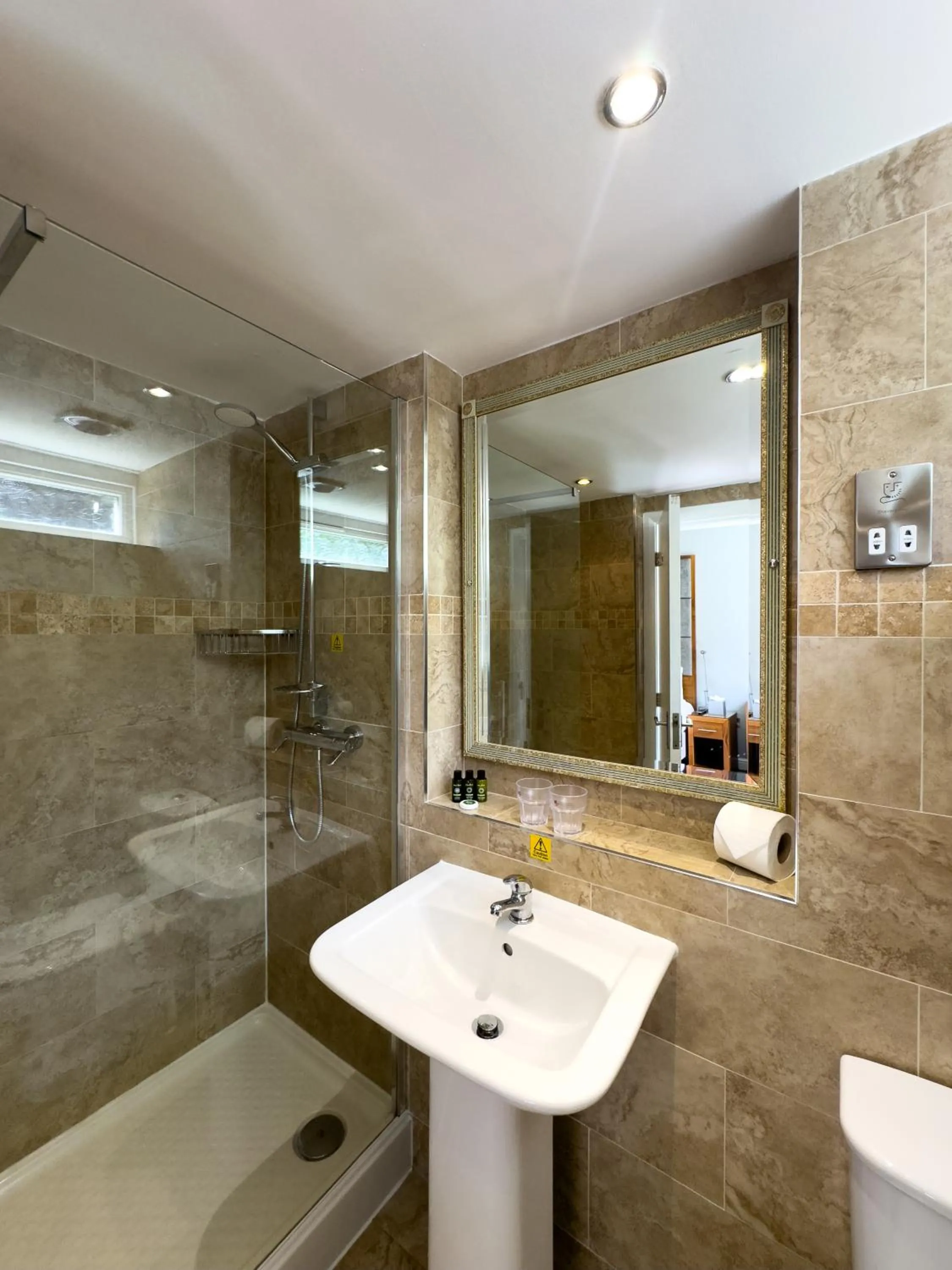 Bathroom in The Mount Country Manor Hotel & Golf Wolverhampton