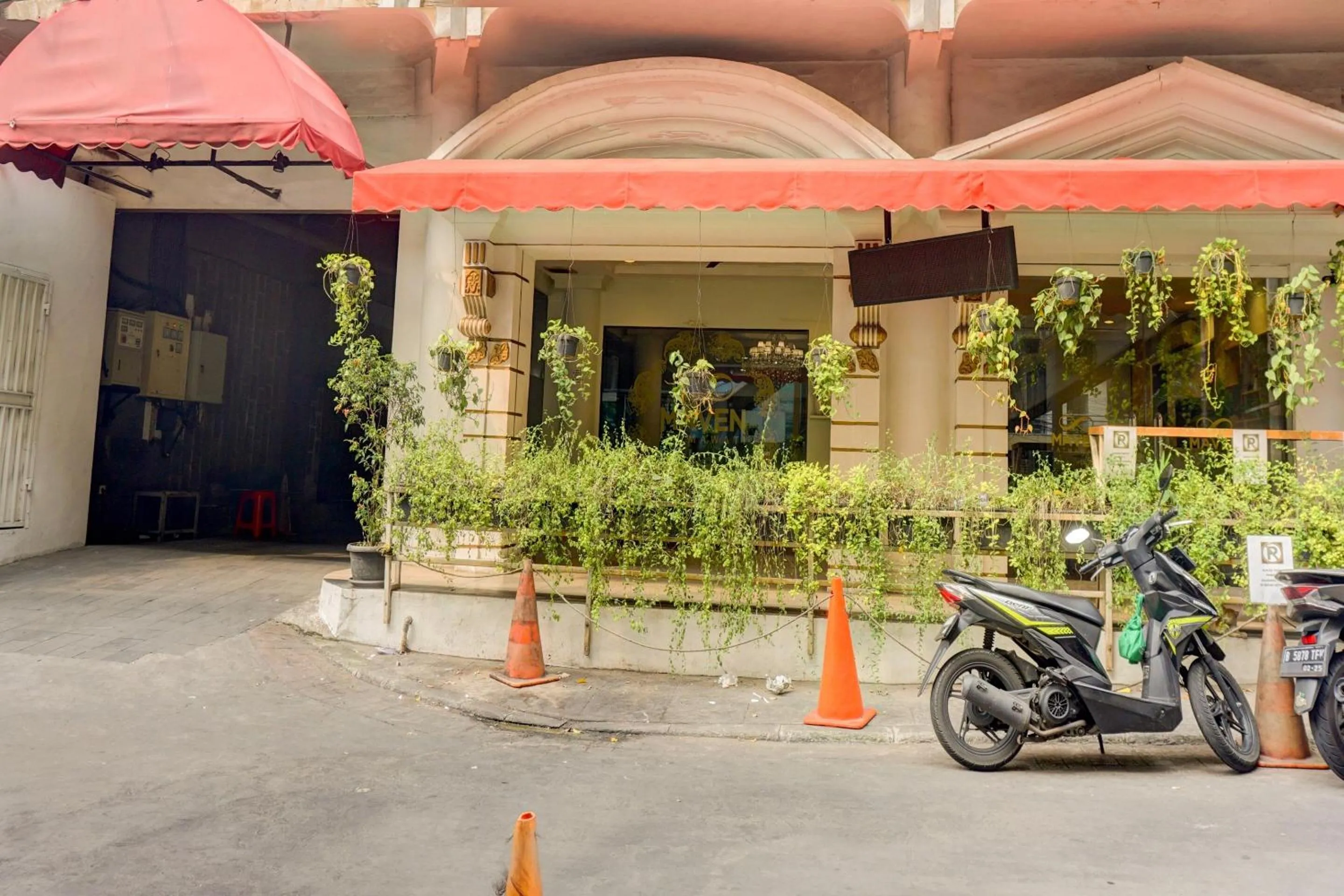 Facade/entrance in Hotel O Townhouse Oak Grand Orienchi