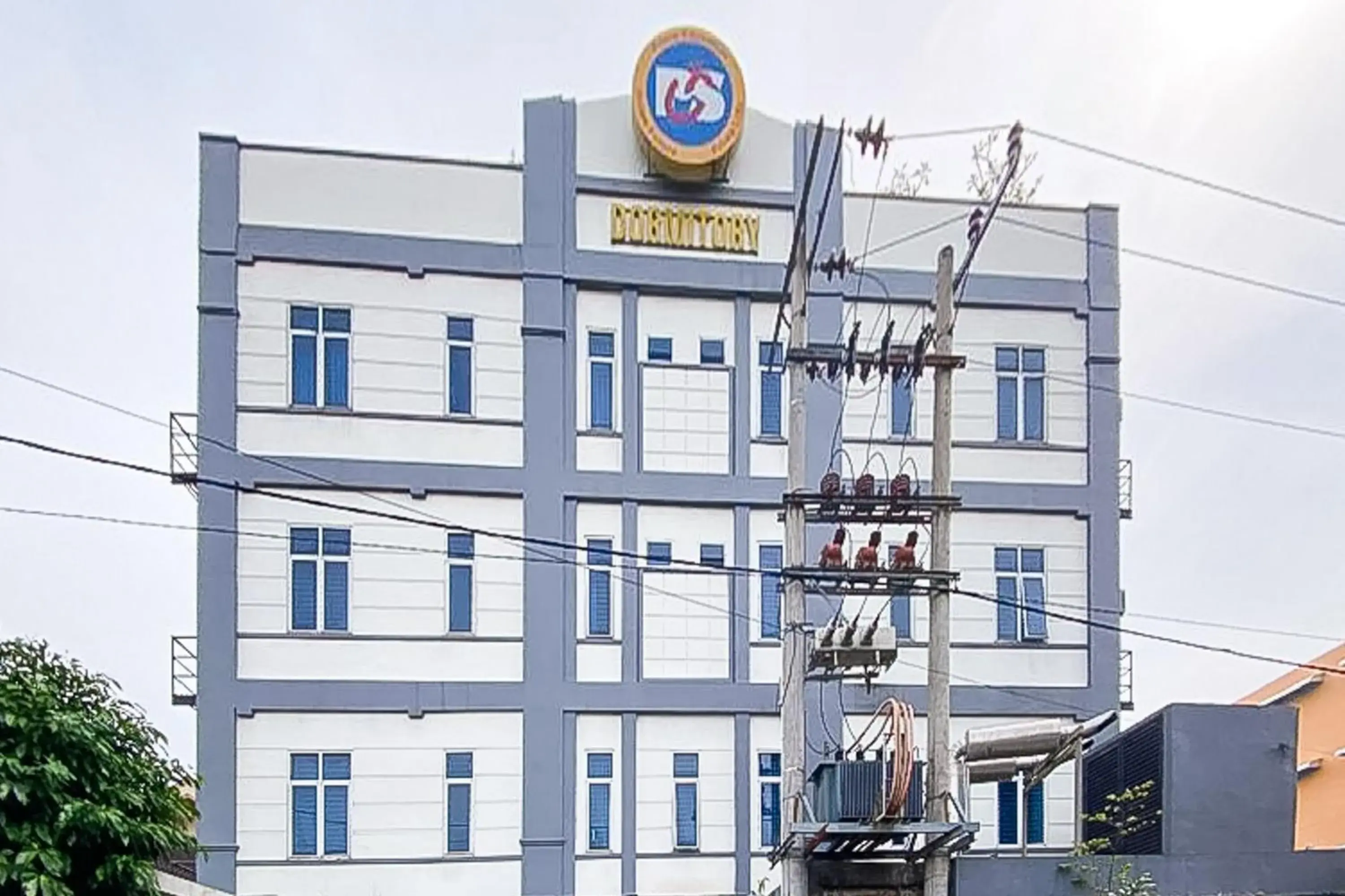 Facade/entrance in RedDoorz Hostel at FInest Medan Facade/entrance in RedDoorz Hostel at FInest Medan