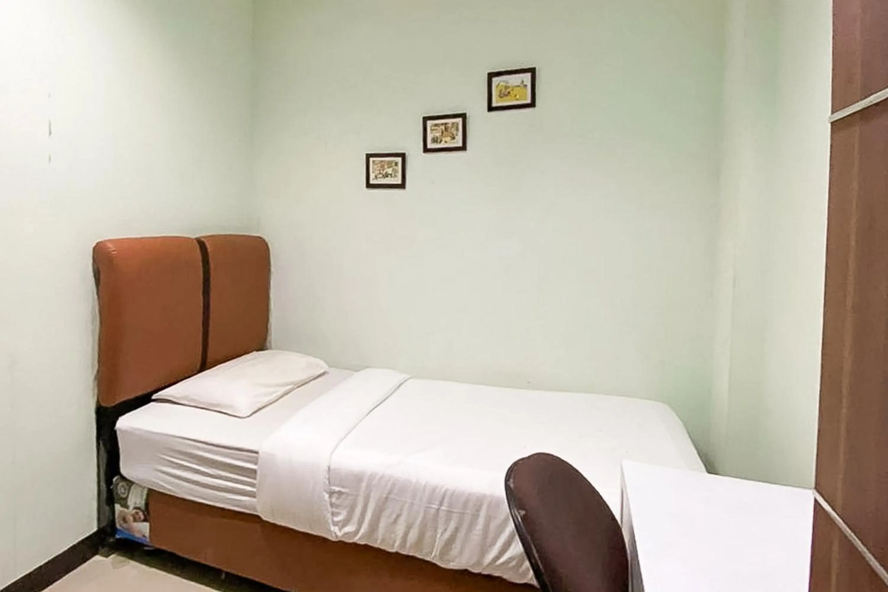 Bedroom, Bed in RedDoorz Hostel at FInest Medan