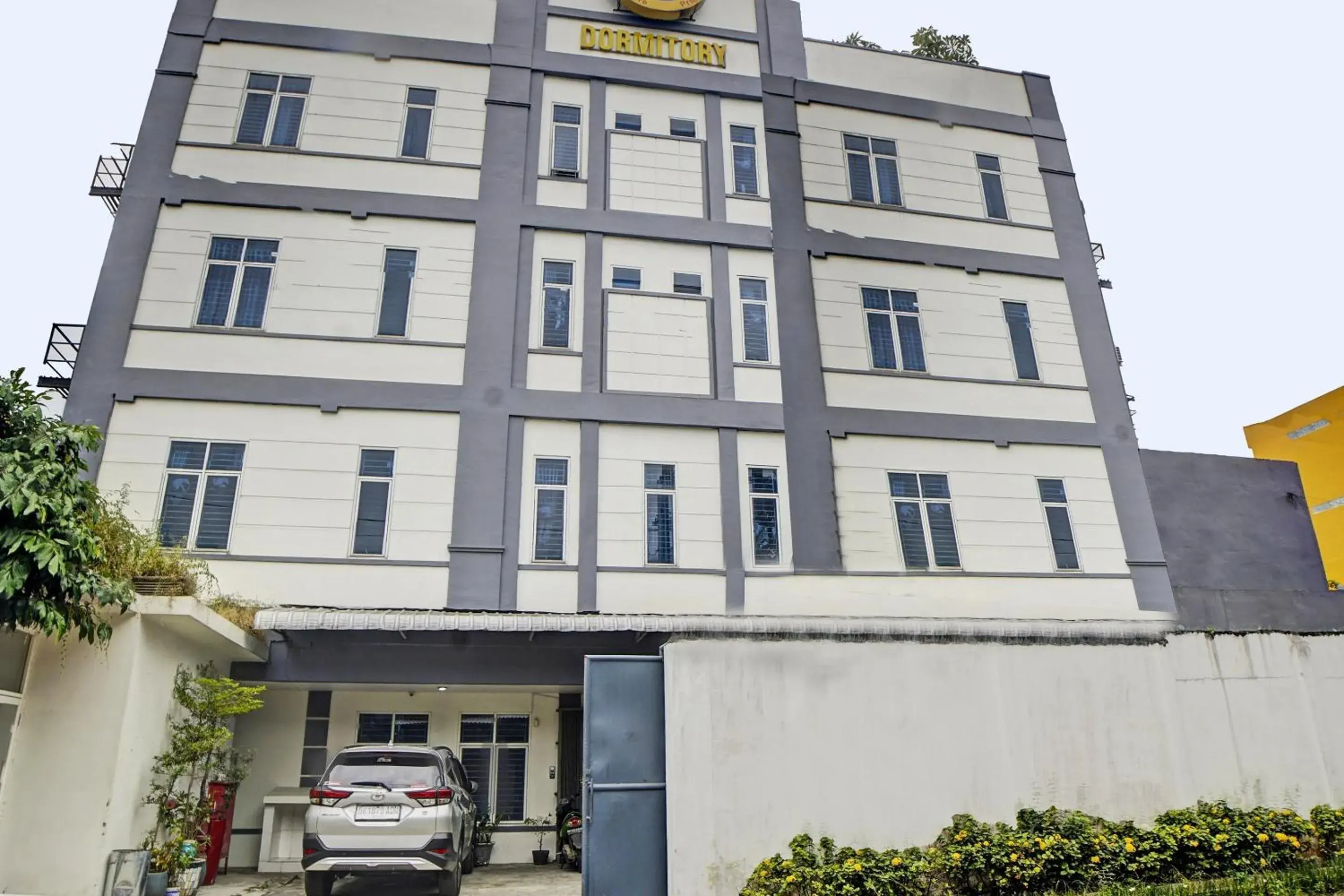 Facade/entrance in Hotel O Finest House Near Amplas Bus Terminal Facade/entrance in Hotel O Finest House Near Amplas Bus Terminal